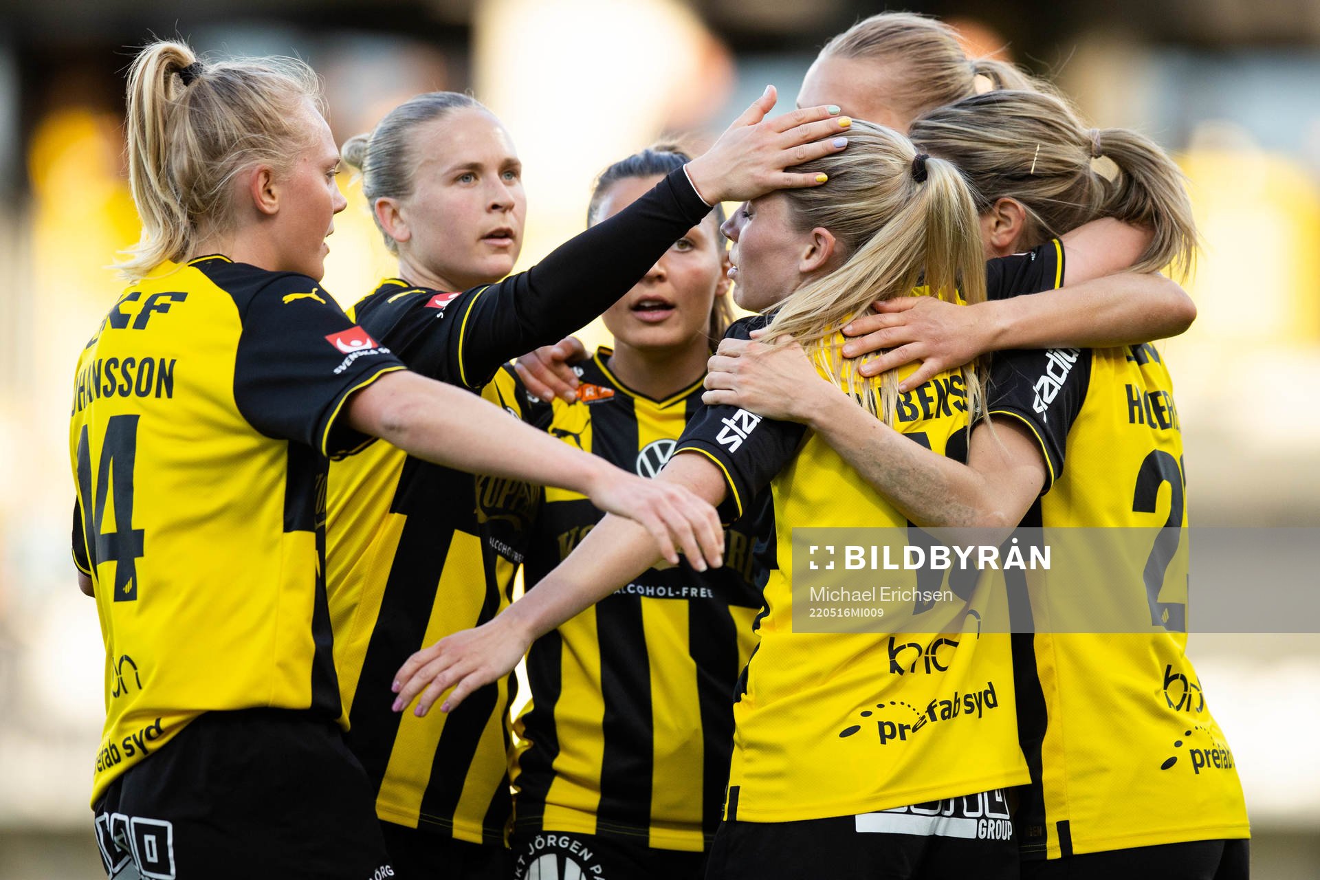 Häckens Stine Larsen jublar med lagkamrater
