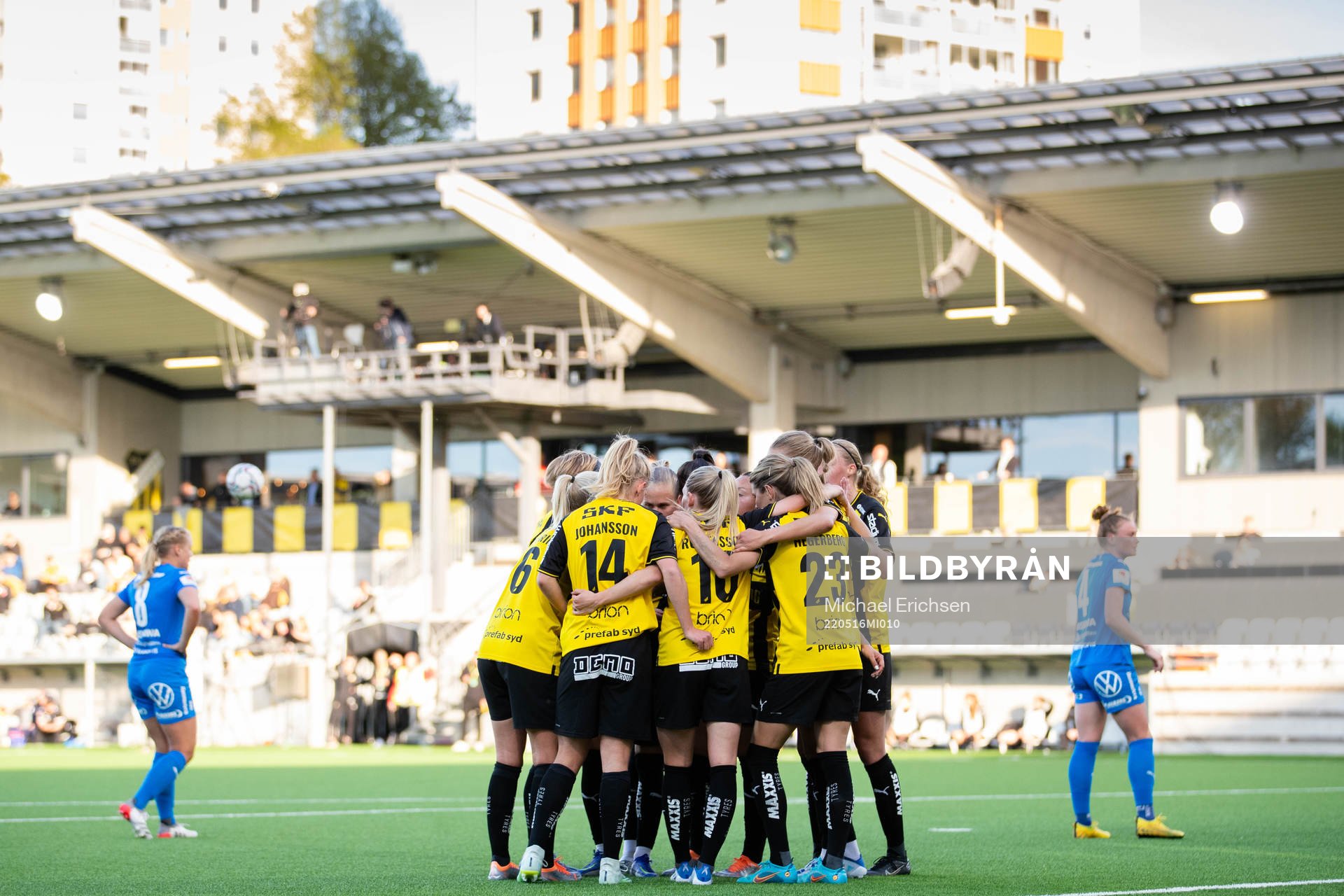 Häckens Stine Larsen jublar med lagkamrater