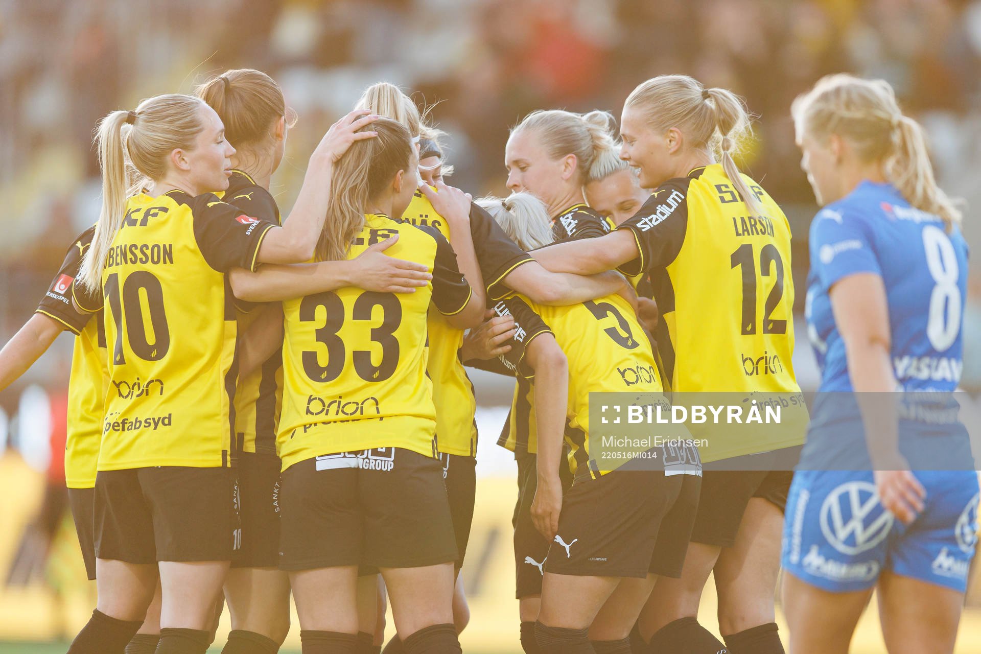 Häckens Lotta Öqvist jublar med lagkaraterna