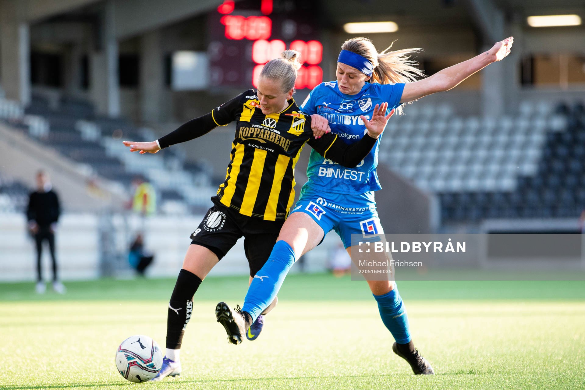 Häckens Filippa Curmark och Kalmars Alyssa Mae Walker i kamp under fotbollsmatchen i Damallsvenskan mellan Häcken och Kalmar den 16 maj 2022 i Göteborg.