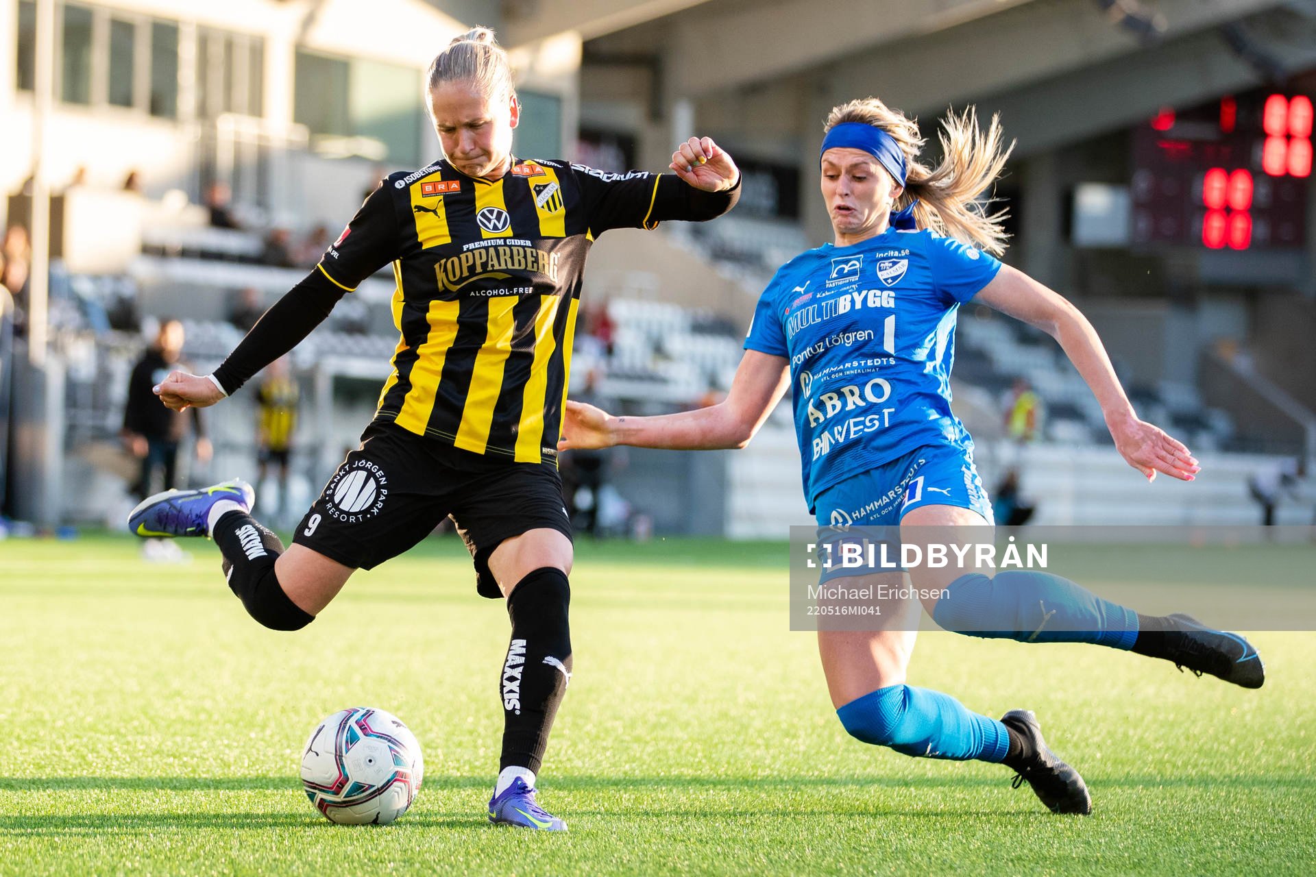 Häckens Filippa Curmark och Kalmars Alyssa Mae Walker i kamp under fotbollsmatchen i Damallsvenskan mellan Häcken och Kalmar den 16 maj 2022 i Göteborg.