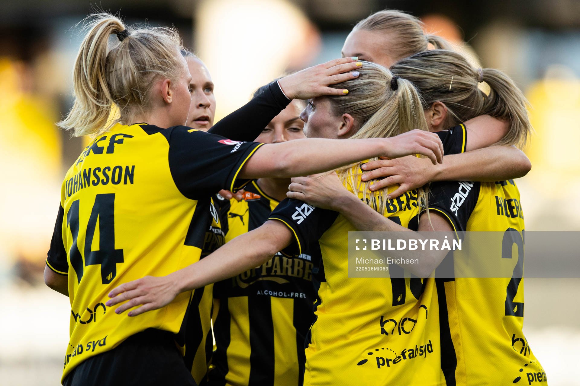 Häckens Stine Larsen jublar efter 1-0 ihop med lagkamrater under fotbollsmatchen i Damallsvenskan mellan Häcken och Kalmar den 16 maj 2022 i Göteborg.