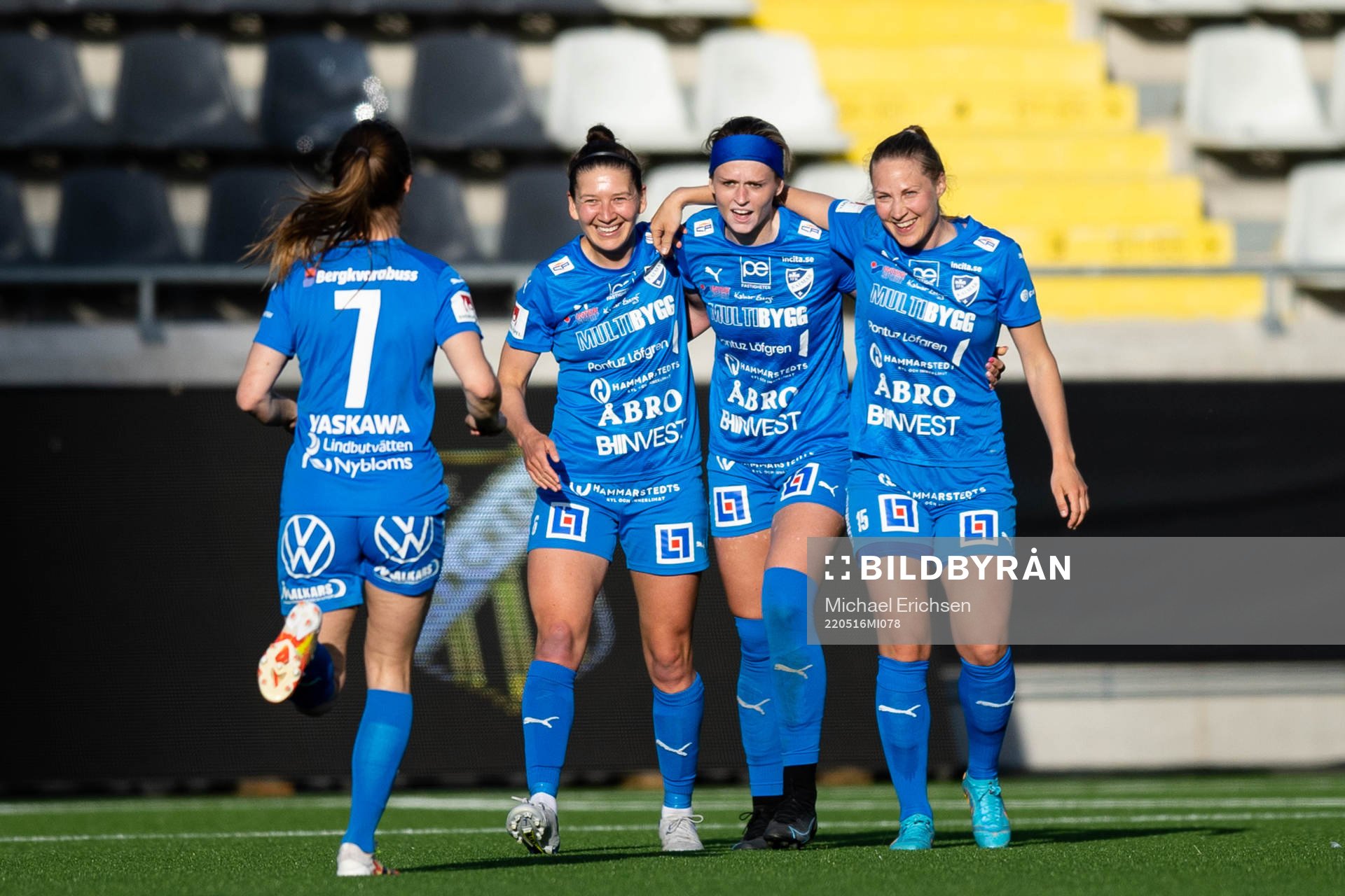 Kalmars Alyssa Mae Walker jublar med lagkamrater
