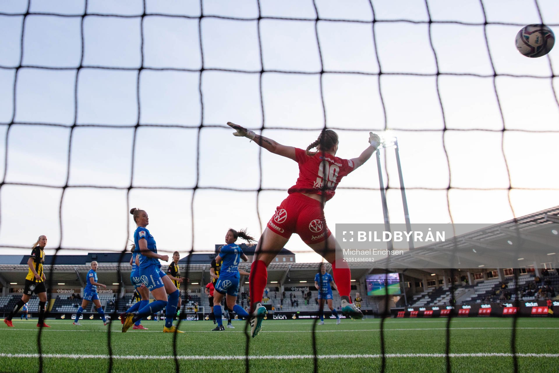 Häckens Mille Gejl Jensen skjuter 3-1 i mål bakom Kalmars