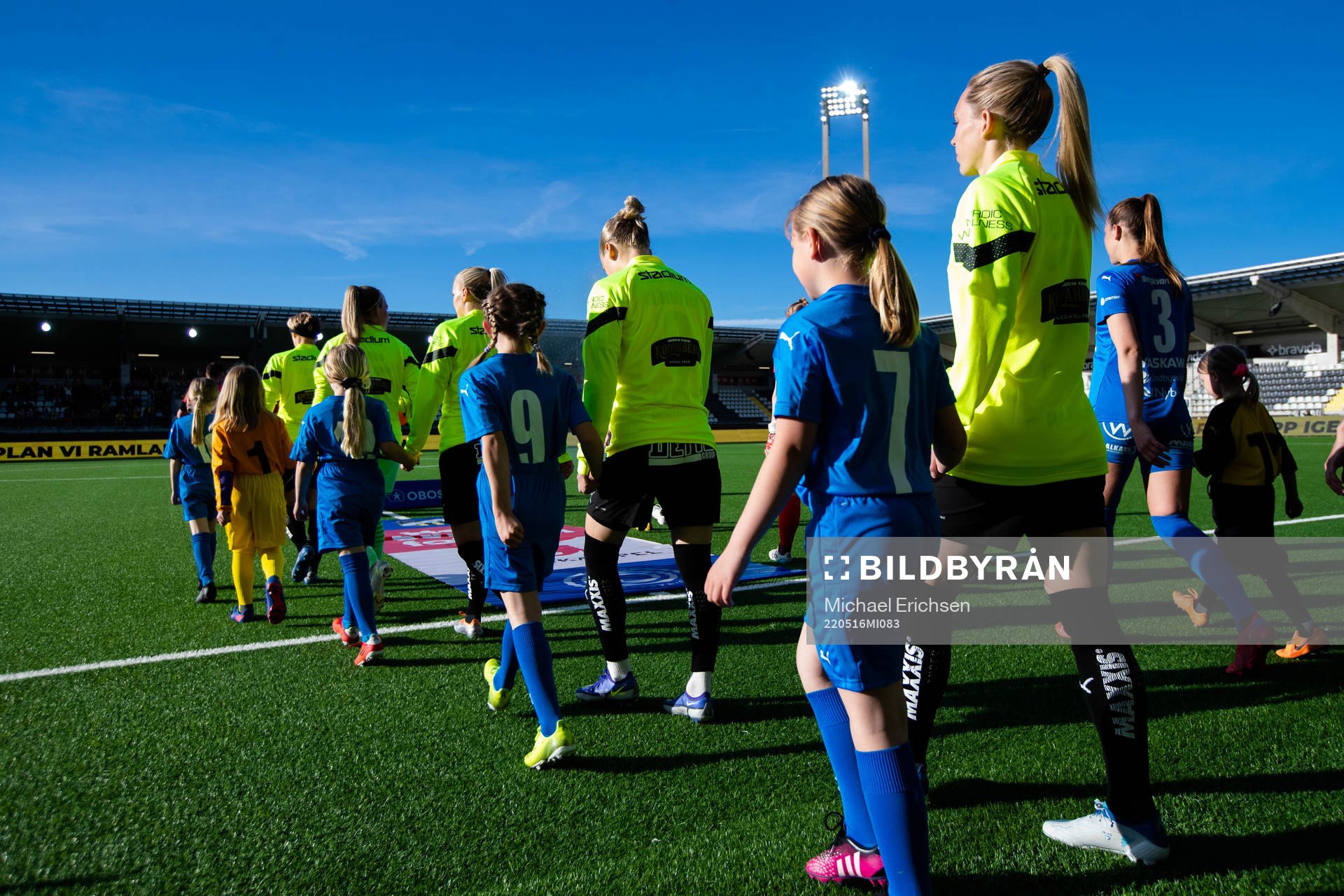 Spelarna på väg ut till line up innan fotbollsmatchen i