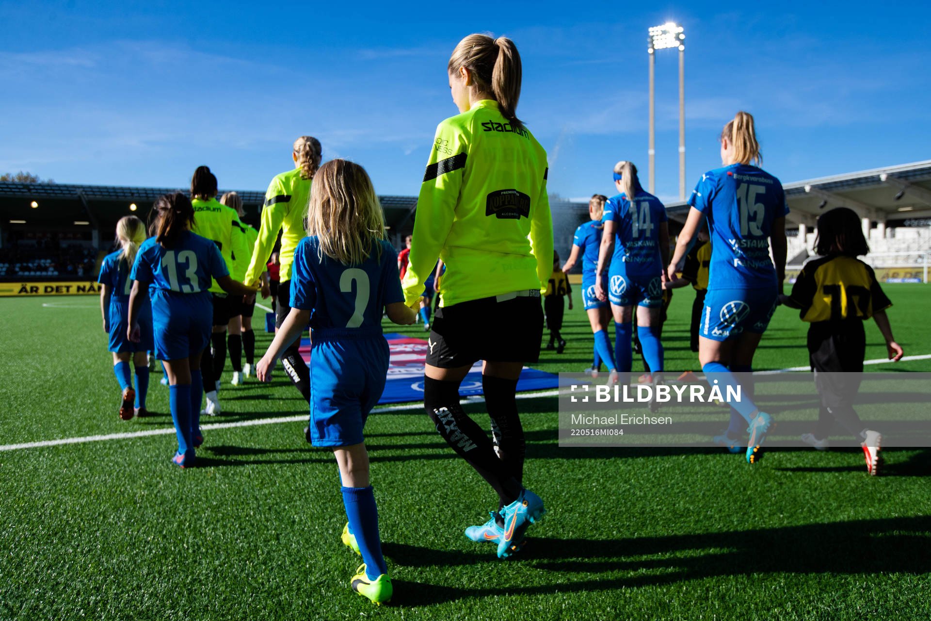 Häckens Andrine Stolsmo Hegerberg på väg ut till line up