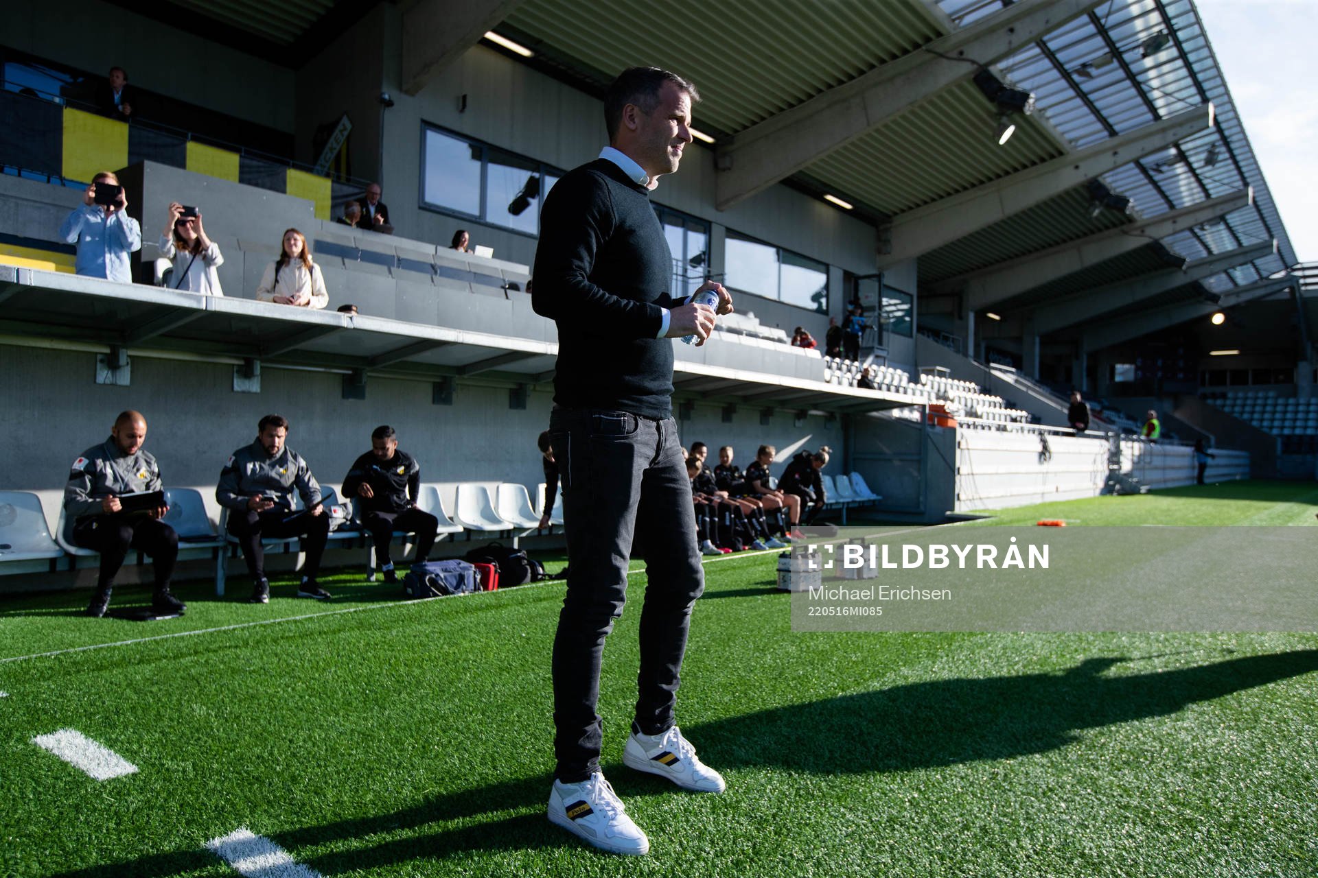 Häckens tränare Robert Vilahamn innan fotbollsmatchen i