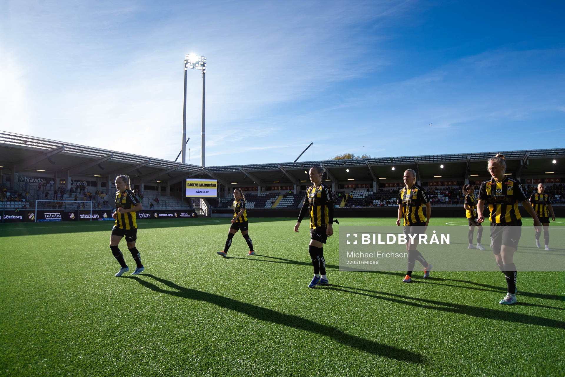 Häckens spelare innan avspark i fotbollsmatchen i