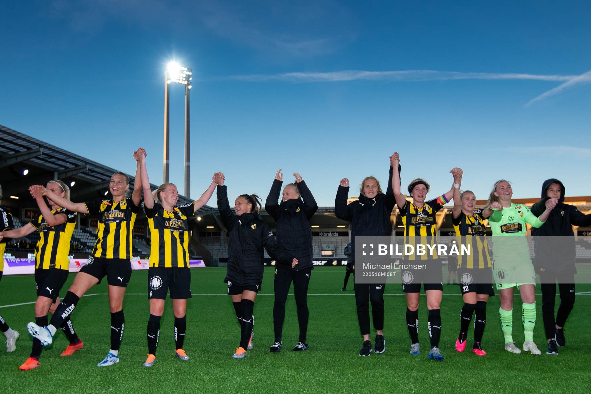 Häckens spelare jublar framför klacken efter fotbollsmatchen i Damallsvenskan mellan Häcken och Kalmar den 16 maj 2022 i Göteborg. 