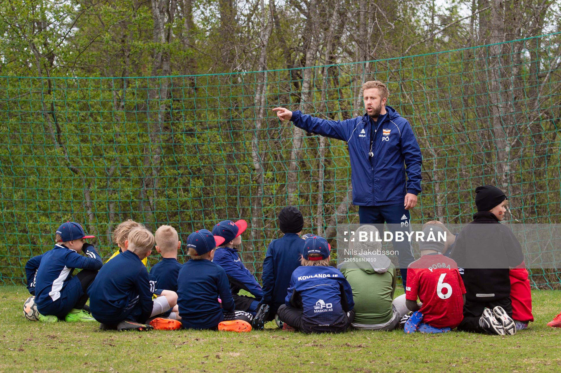Tränare Peter Öhlen och spelare i Kovlands IF Pojkar 9 år