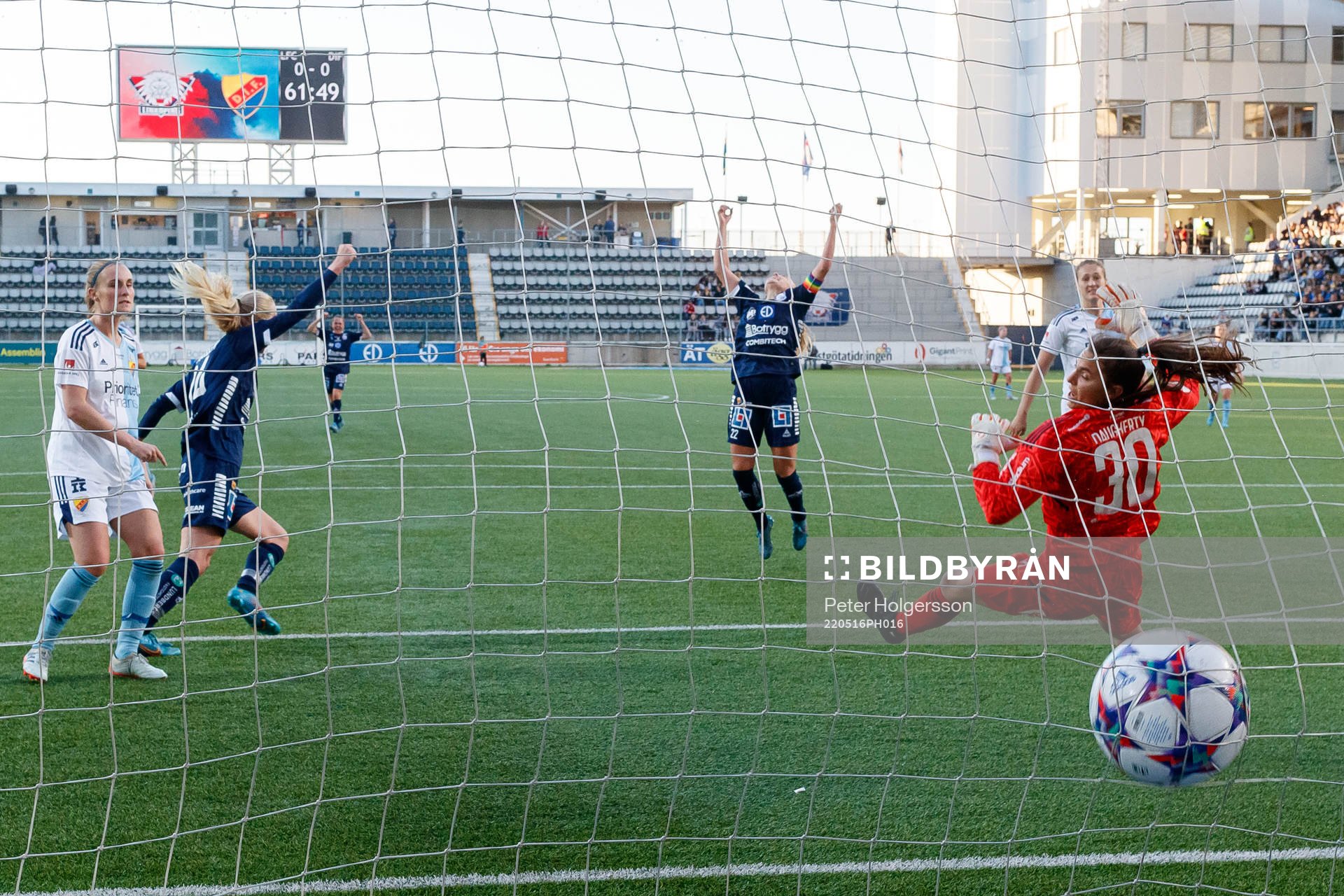 Linköpings Olga Ahtinen gör 1-0 bakom Djurgårdens
