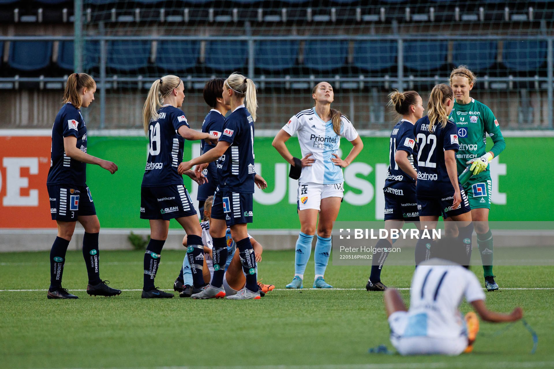 Rosengårds spelare jublar och Djurgårdens spelare deppar