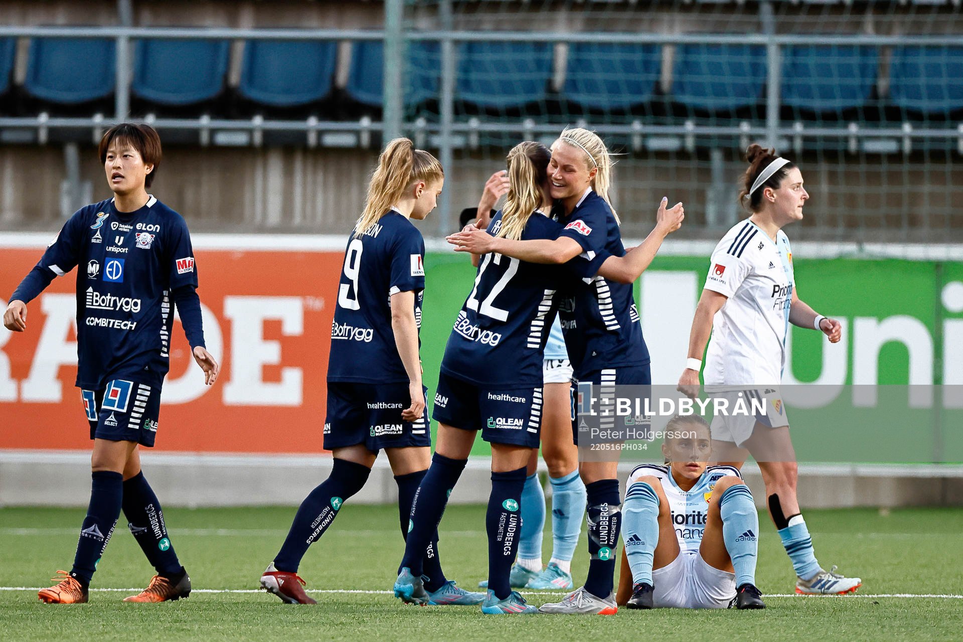 Linköpings Olga Ahtinen och Johanna Svedberg jublar medan