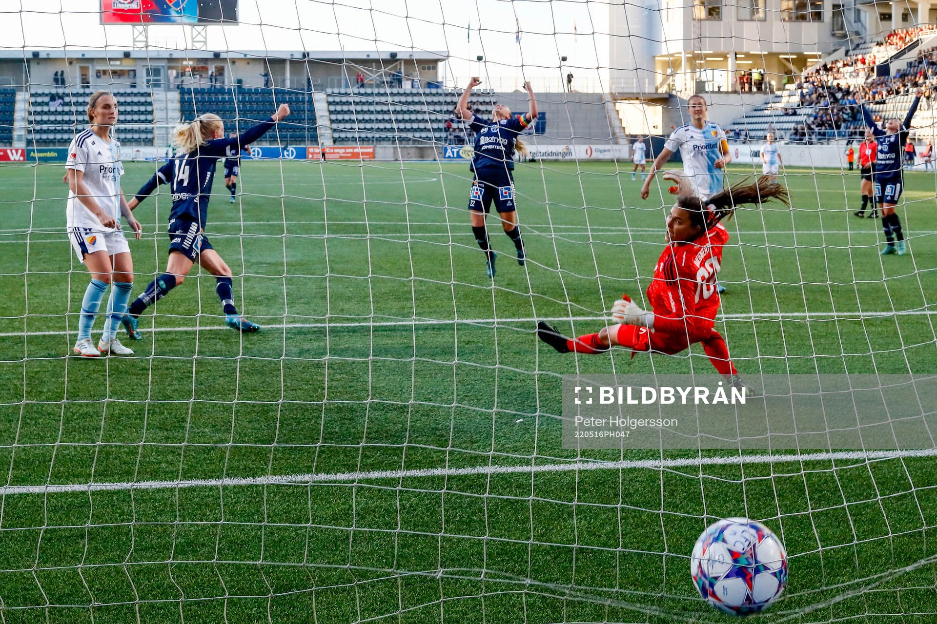 Jubel och depp vid mål 1-0 av Linköpings Olga Ahtinen