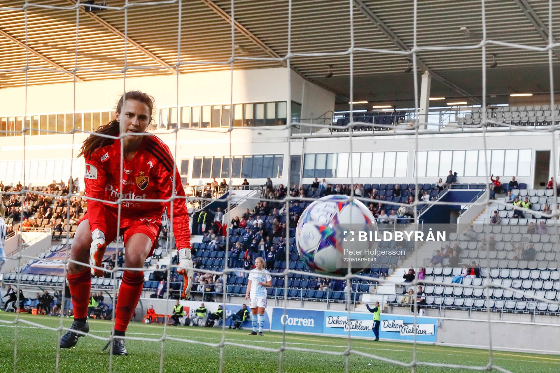 Djurgårdens målvakt Kelsey Daugherty ser bollen gå i mål