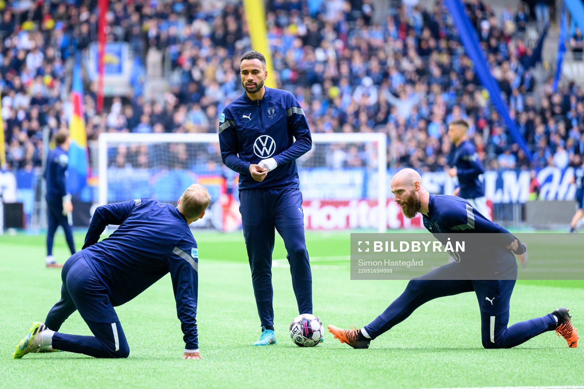 Malmö FFs Isaac Kiese Thelin och Jo Inge Berget innan fotbollsmatchen i Allsvenskan mellan Djurgården och Malmö FF den 16 maj 2022 i Stockholm.
