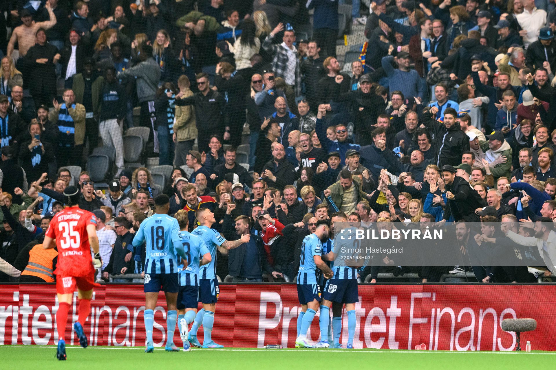 Djurgårdens Joel Asoro jublar efter 4-0 under fotbollsmatchen i Allsvenskan mellan Djurgården och Malmö FF den 16 maj 2022 i Stockholm.