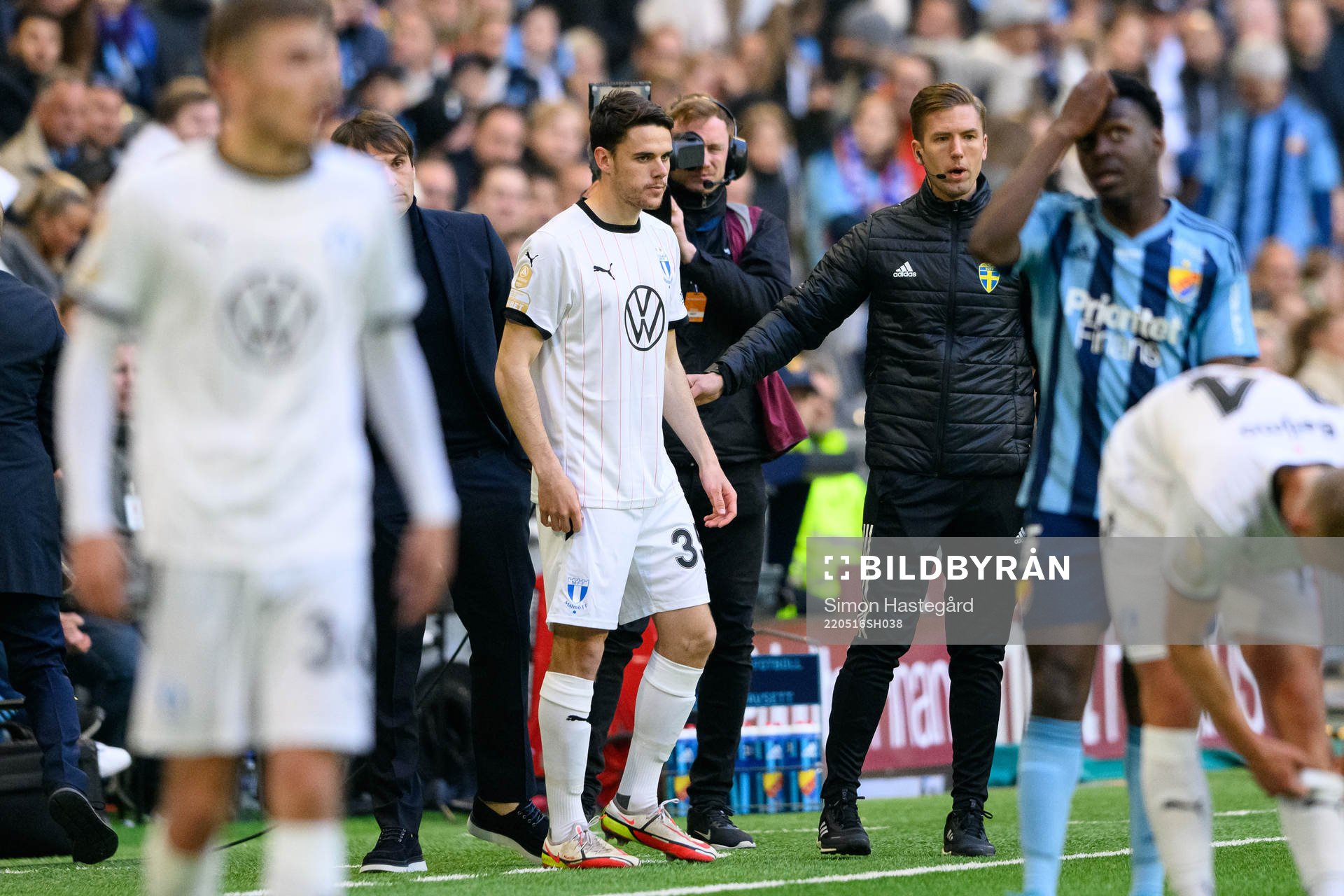Malmö FFs Samuel Adrian byts in