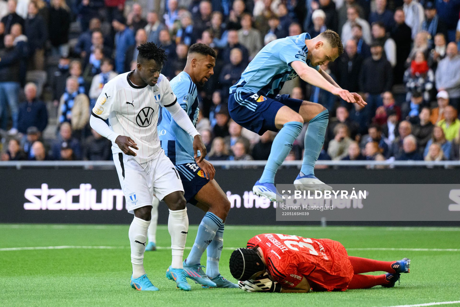 Malmö FFs Malik Abubakari prpar framför Djurgårdens Isak