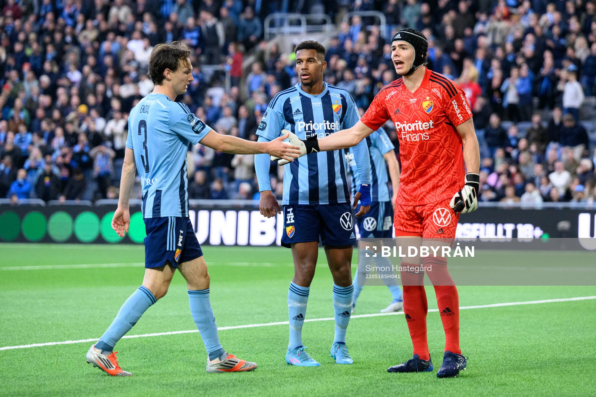 Djurgårdens Hjalmar Ekdal, Isak Hien och målvakt Jacob Widell Zetterström jublar under fotbollsmatchen i Allsvenskan mellan Djurgården och Malmö FF den 16 maj 2022 i Stockholm.