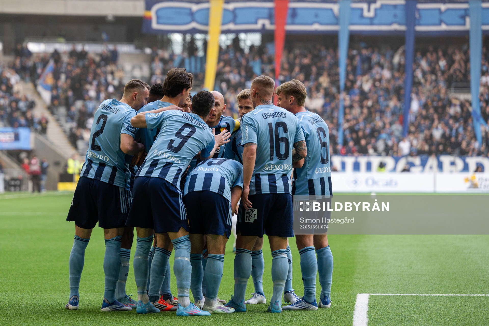 Djurgårdens spelare jublar efter 1-0 av Hampus Finndell under fotbollsmatchen i Allsvenskan mellan Djurgården och Malmö FF den 16 maj 2022 i Stockholm. 