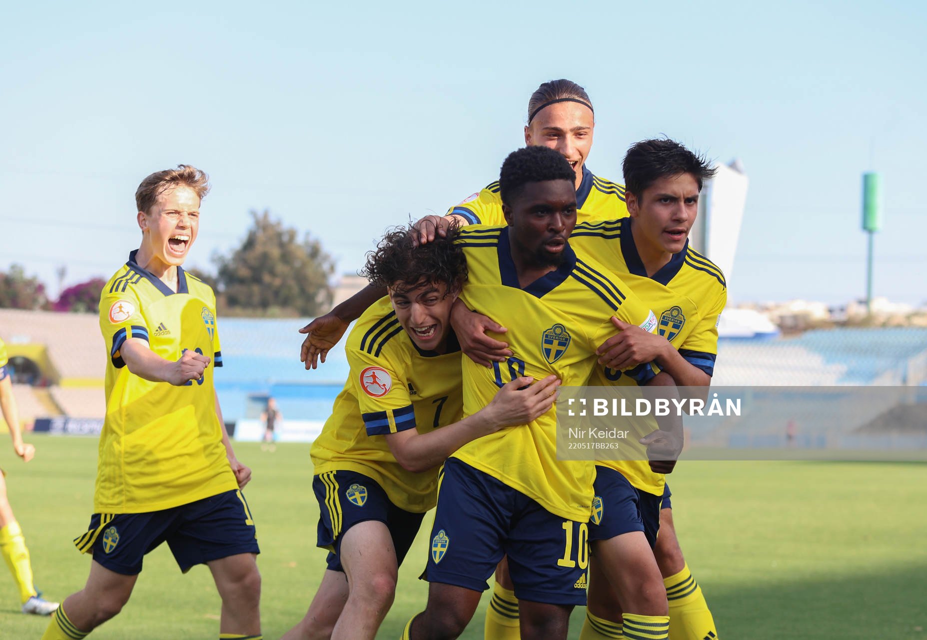 Sveriges Ludwig Malachowski Thorell, Taha Ayari, Jardell Kanga, Elison Makolli, Matteo Perez Vinlöf jublar under fotbollsmatchen i U17-EM mellan Sverige och Danmark den 17 maj 2022 i Tel Aviv.