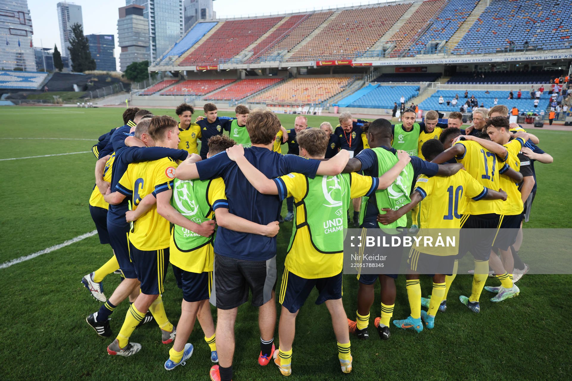 Sveriges spelare och ledare jublar efter fotbollsmatchen i U17-EM mellan Sverige och Danmark den 17 maj 2022 i Tel Aviv. 