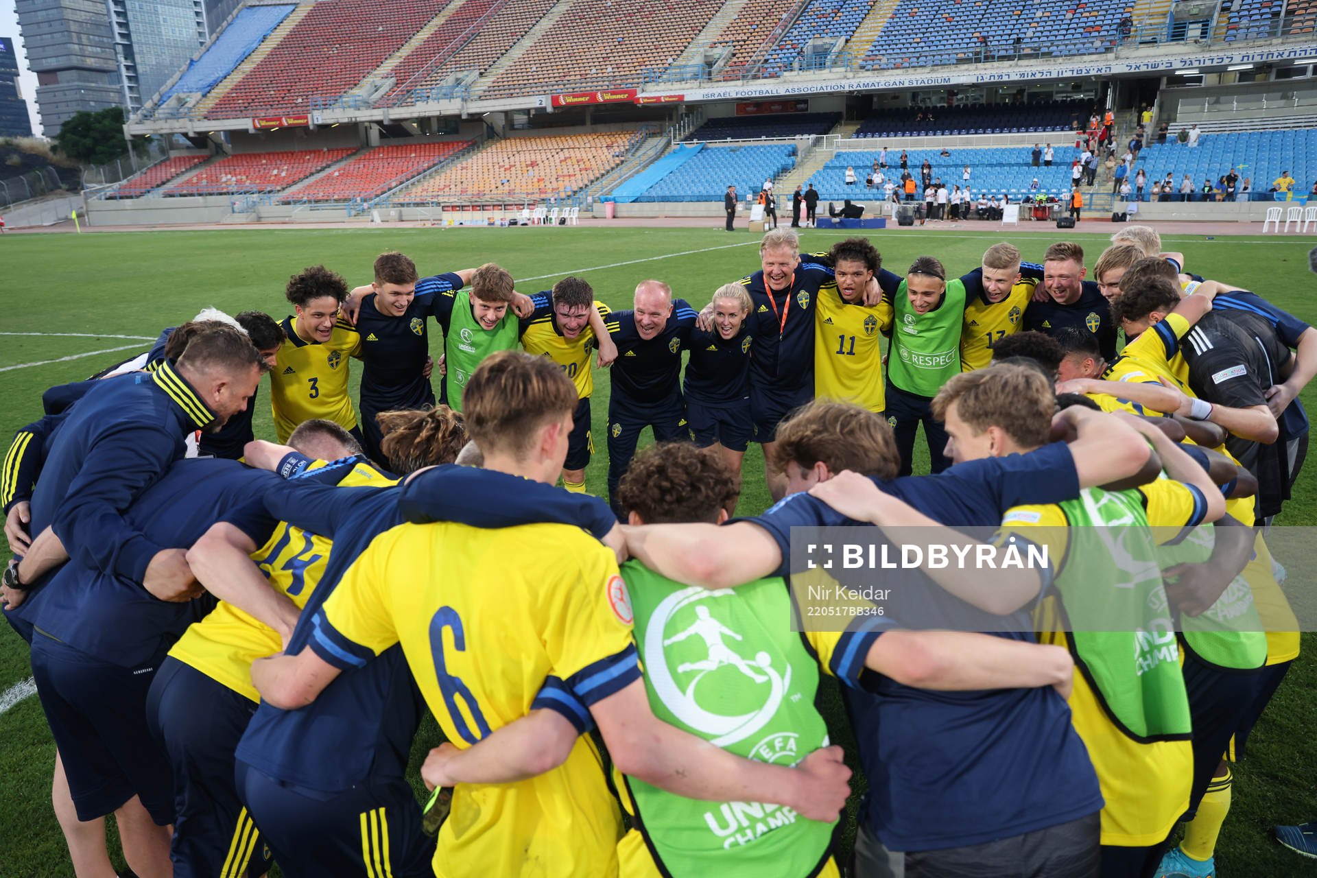 Sveriges spelare och ledare jublar efter fotbollsmatchen i U17-EM mellan Sverige och Danmark den 17 maj 2022 i Tel Aviv. 