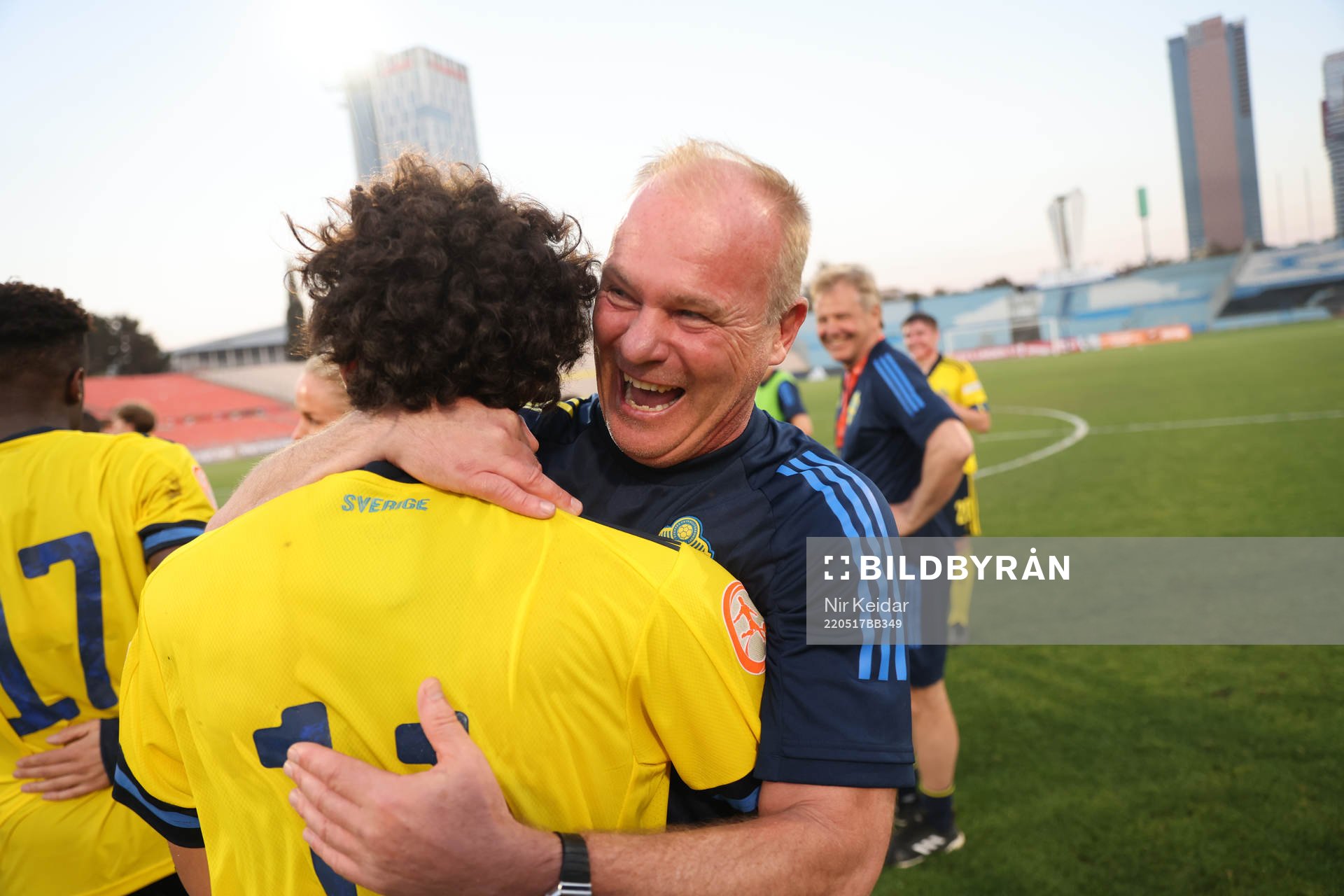 Sveriges förbundskapten Roger Franzén jublar efter fotbollsmatchen i u17-EM mellan Sverige och Danmark den 17 maj 2022 i Tel Aviv. 