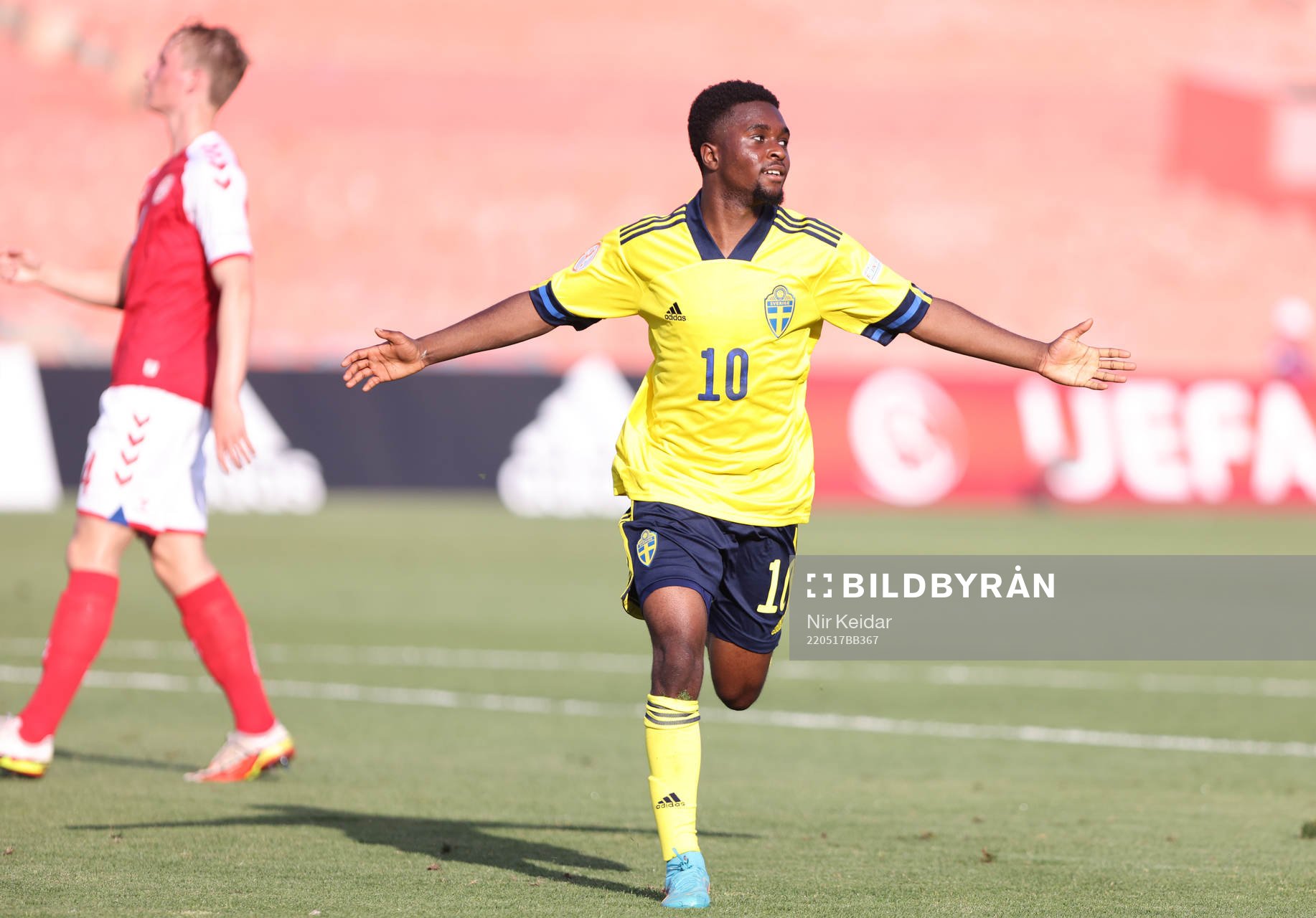 Sveriges Jardell Kanga jublar under fotbollsmatchen i u17-EM mellan Sverige och Danmark den 17 maj 2022 i Tel Aviv. 
