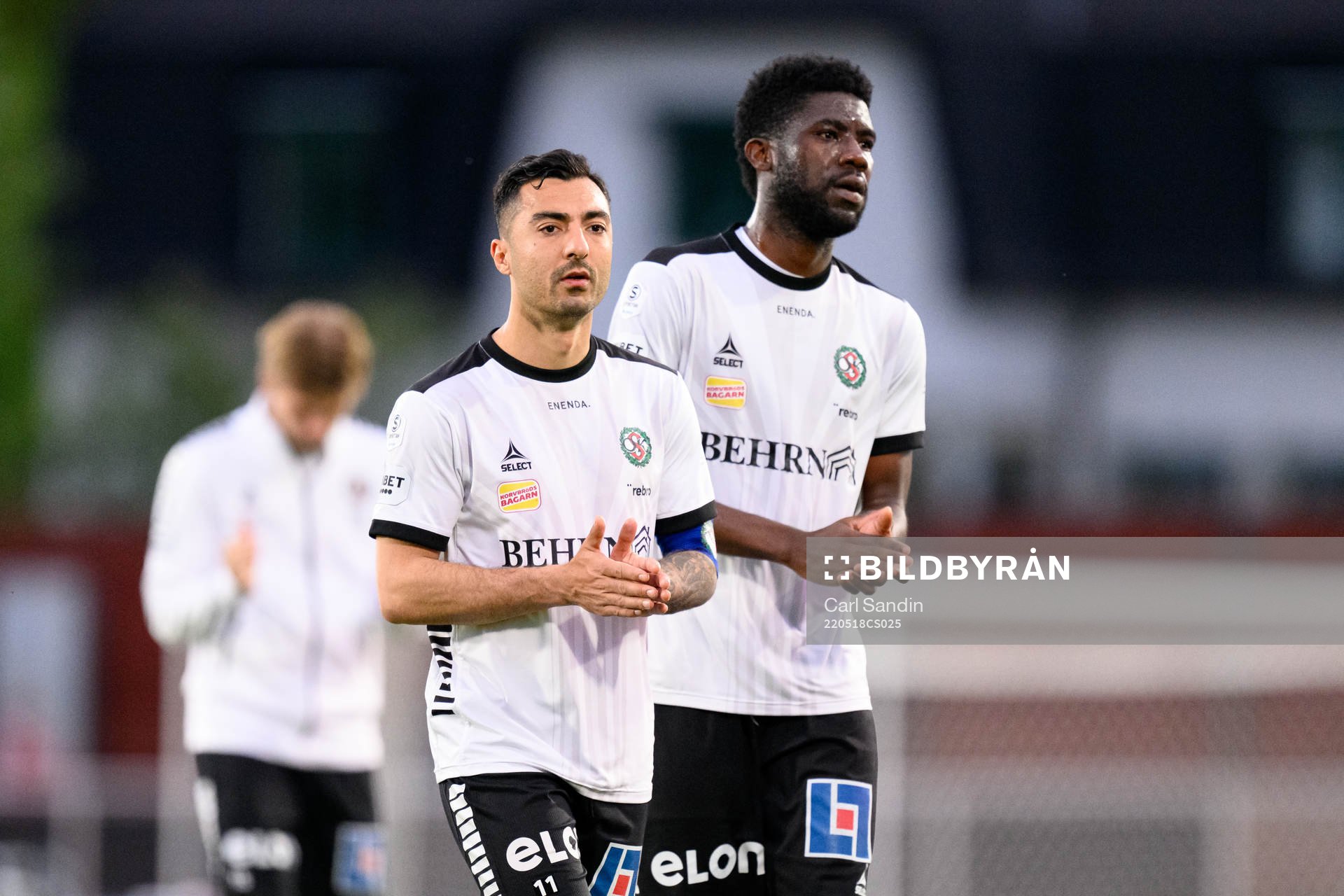 Örebros Jiloan Hamad och Victor Mpindi tackar publiken