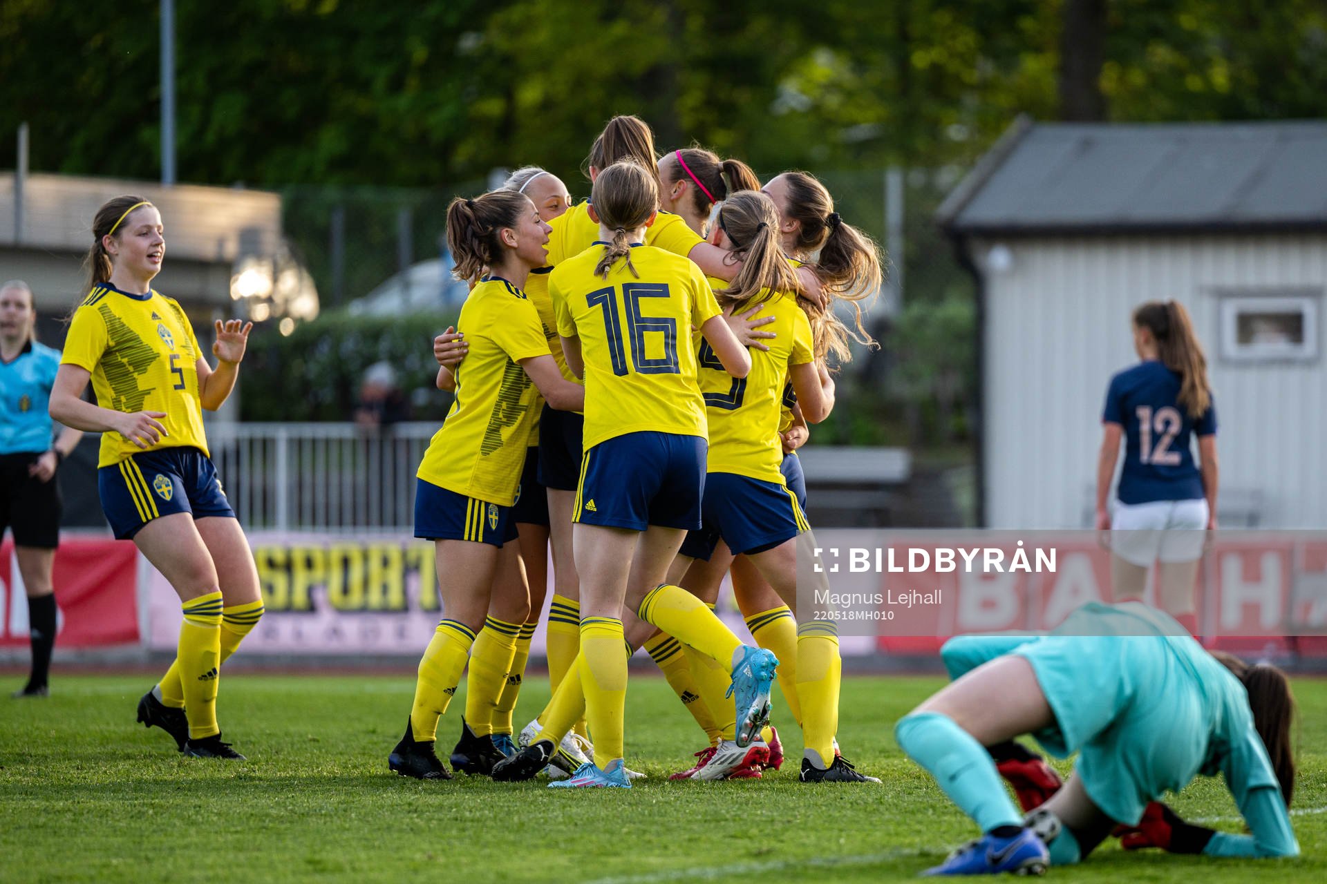 Sveriges spelare jublar med Bianca Hultbäck Nattland