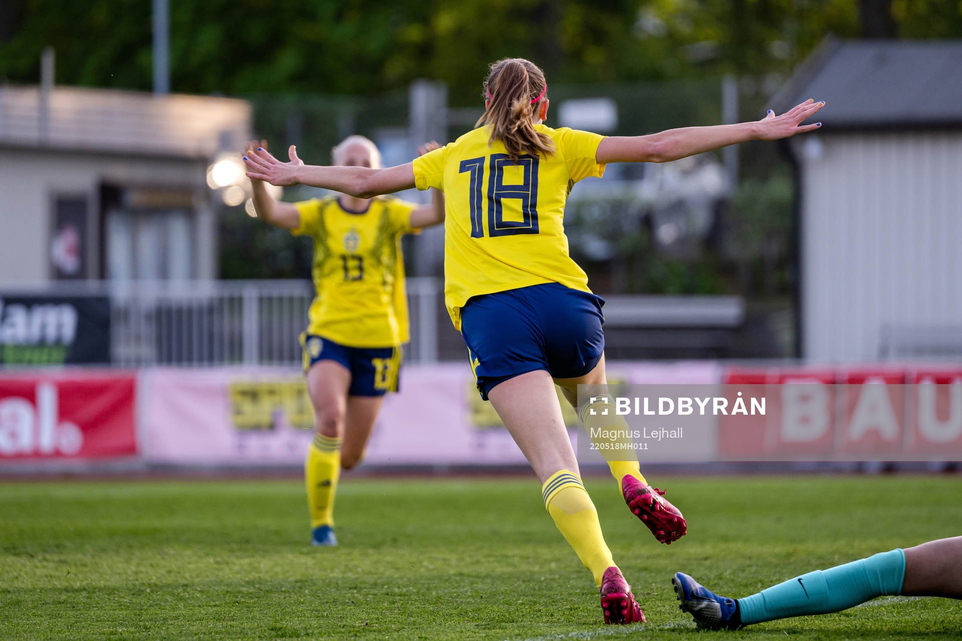 Sveriges Bianca Hultbäck Nattland jublar efter 1-1 under F16 landskampen i fotboll mellan Sverige och Frankrike den 18 maj 2022 i Västra Mark.
