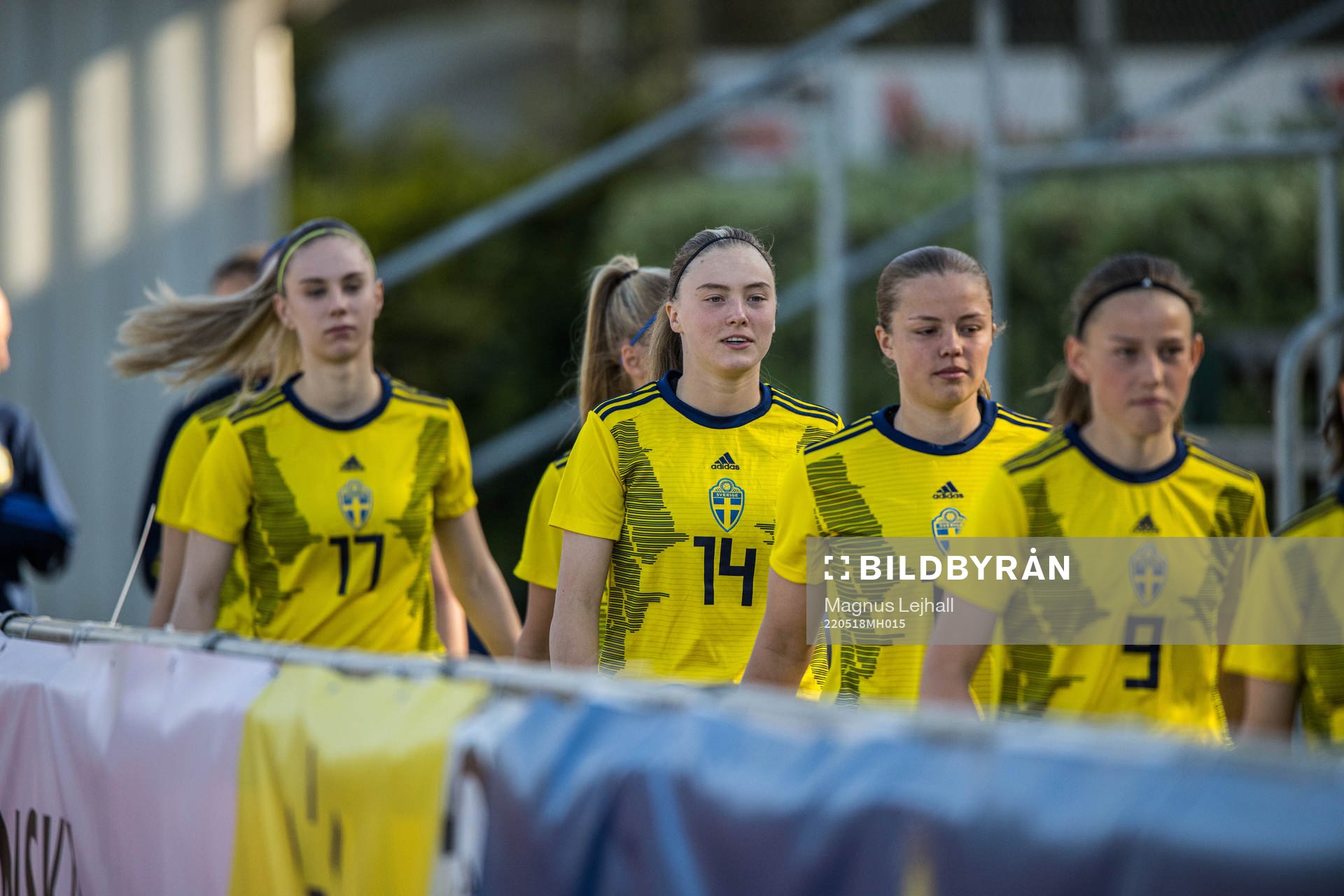 Sverige på väg in till matchen i F16 landskampen i