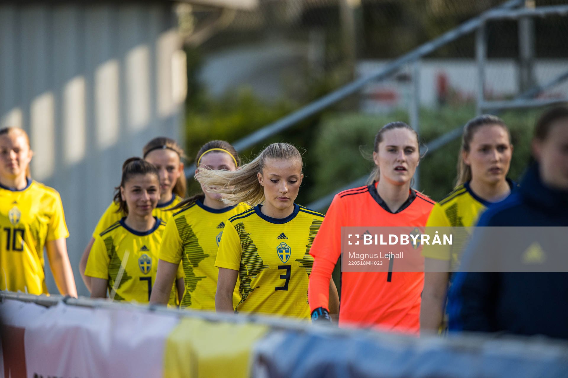 Sverige på väg in till matchen i F16 landskampen i