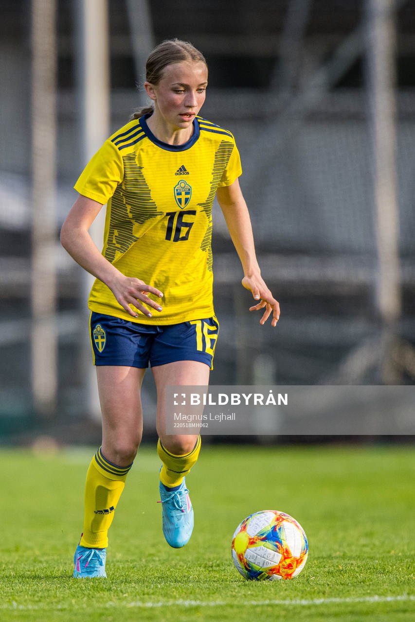 Sveriges Isabella Veiszhaupt under F16 landskampen i fotboll mellan Sverige och Frankrike den 18 maj 2022 i Västra Mark. 