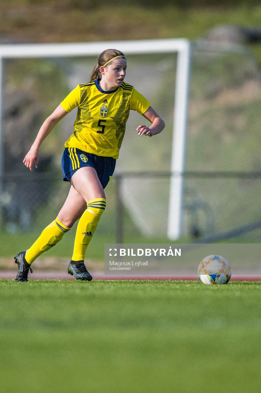 Sveriges Emma Holmqvist  under F16 landskampen i fotboll mellan Sverige och Frankrike den 18 maj 2022 i Västra Mark. 