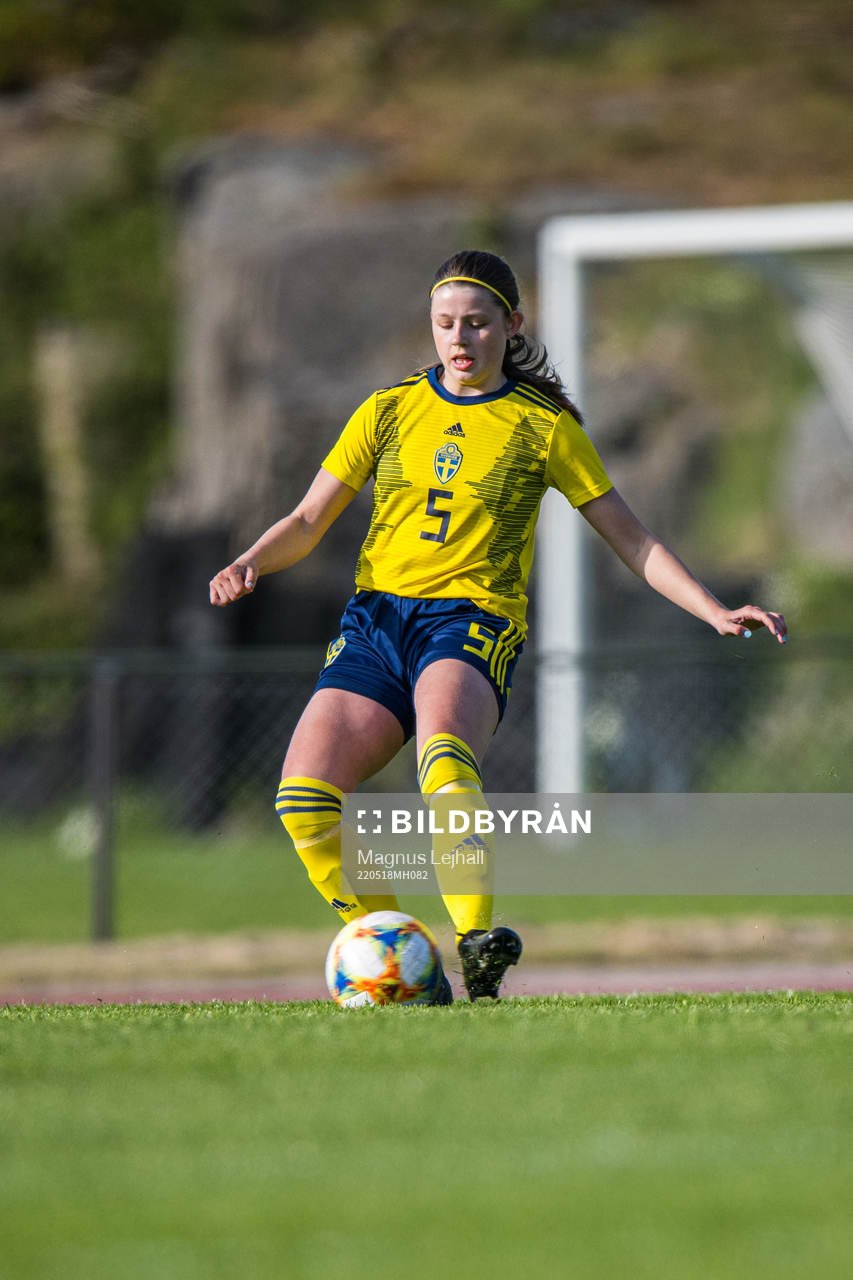 Sveriges Emma Holmqvist  under F16 landskampen i fotboll mellan Sverige och Frankrike den 18 maj 2022 i Västra Mark. 