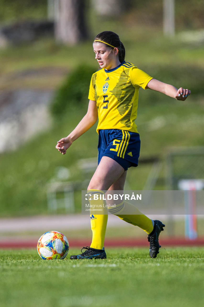Sveriges Emma Holmqvist  under F16 landskampen i fotboll mellan Sverige och Frankrike den 18 maj 2022 i Västra Mark. 
