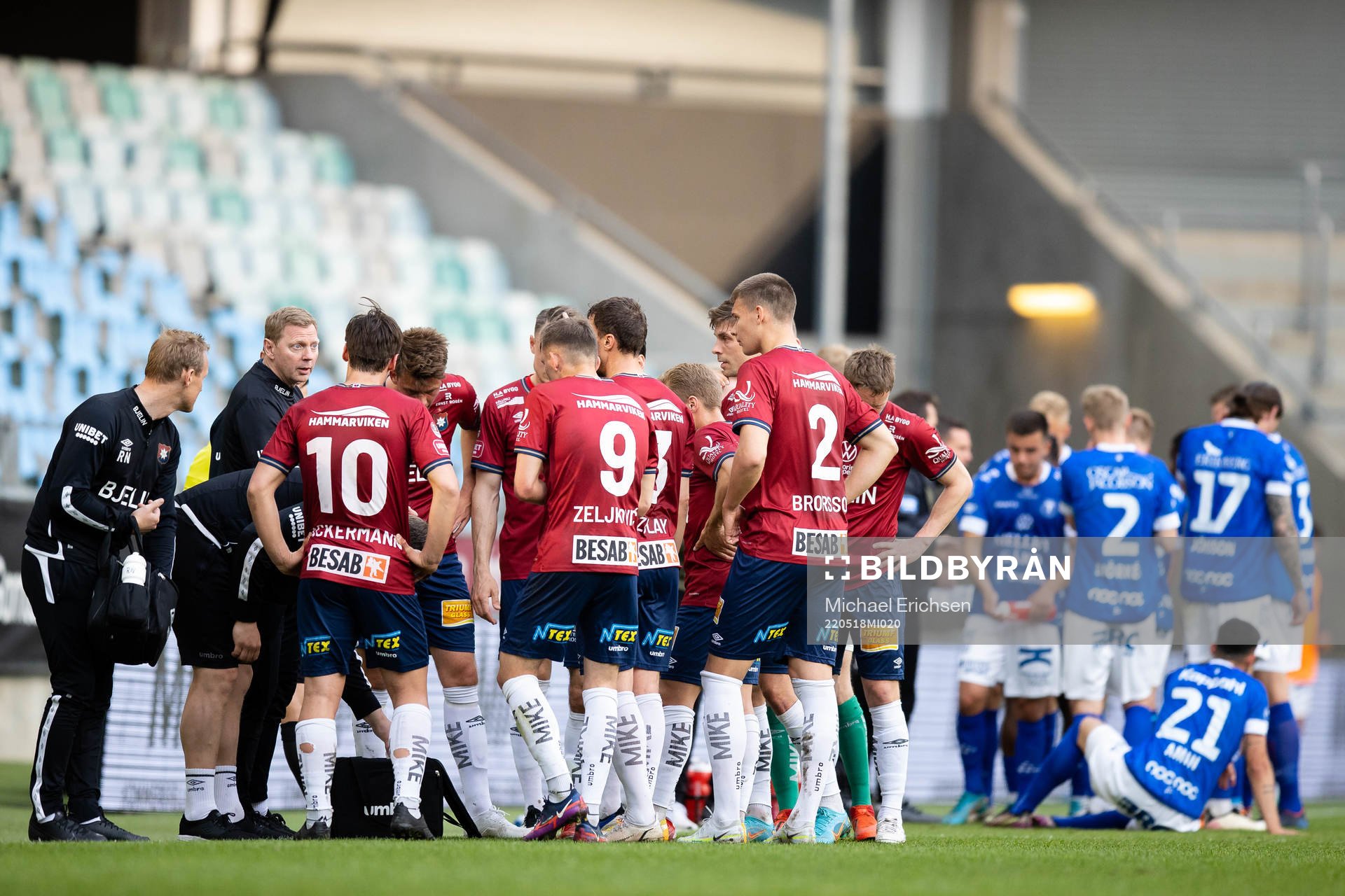 Örgrytes tränare Brynjar Gunnarsson pratar med sina