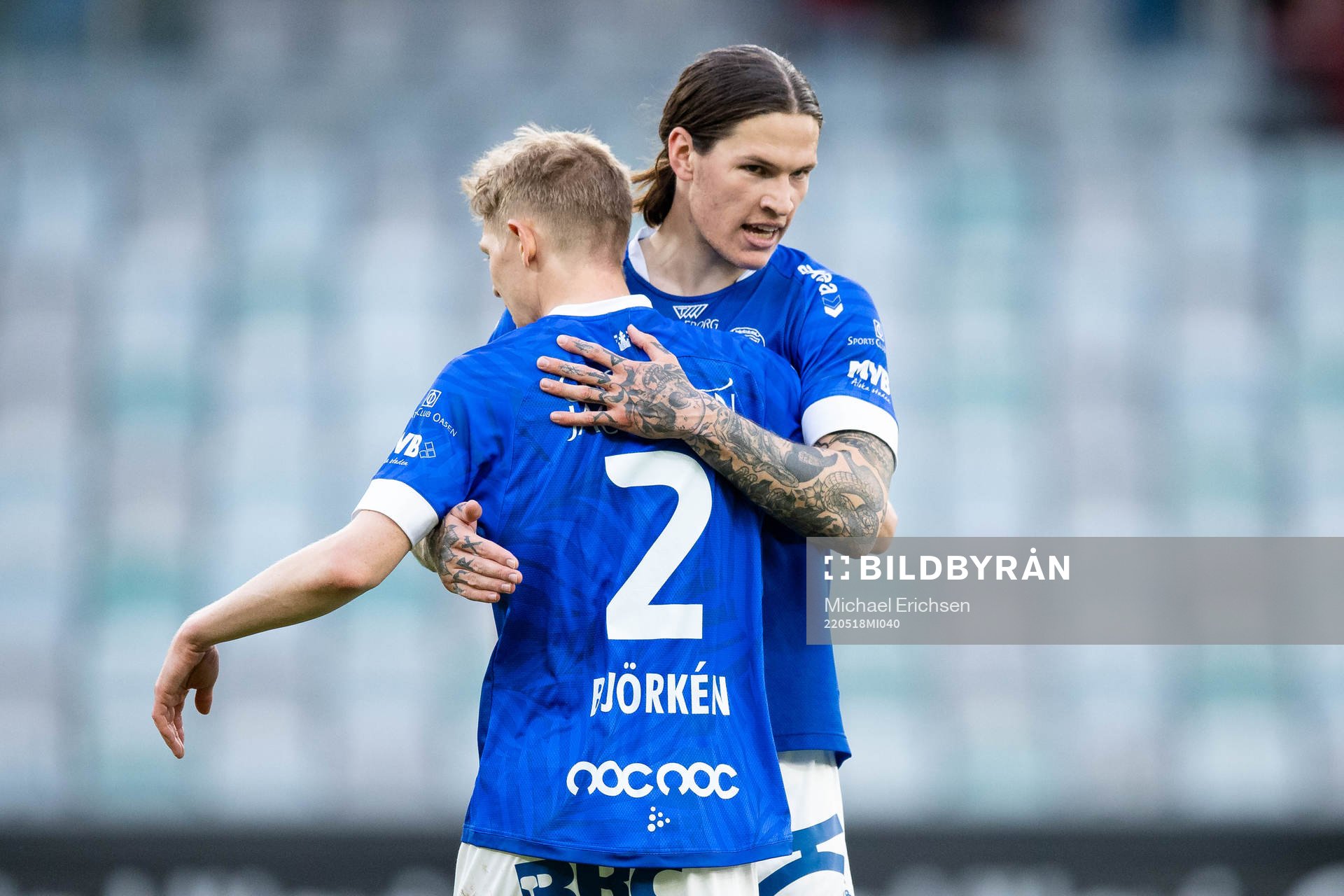 Trelleborgs Isak Jönsson och Fritiof Björkén jublar efter fotbollsmatchen i Superettan mellan Örgryte och Trelleborg den 18 maj 2022 i Göteborg.