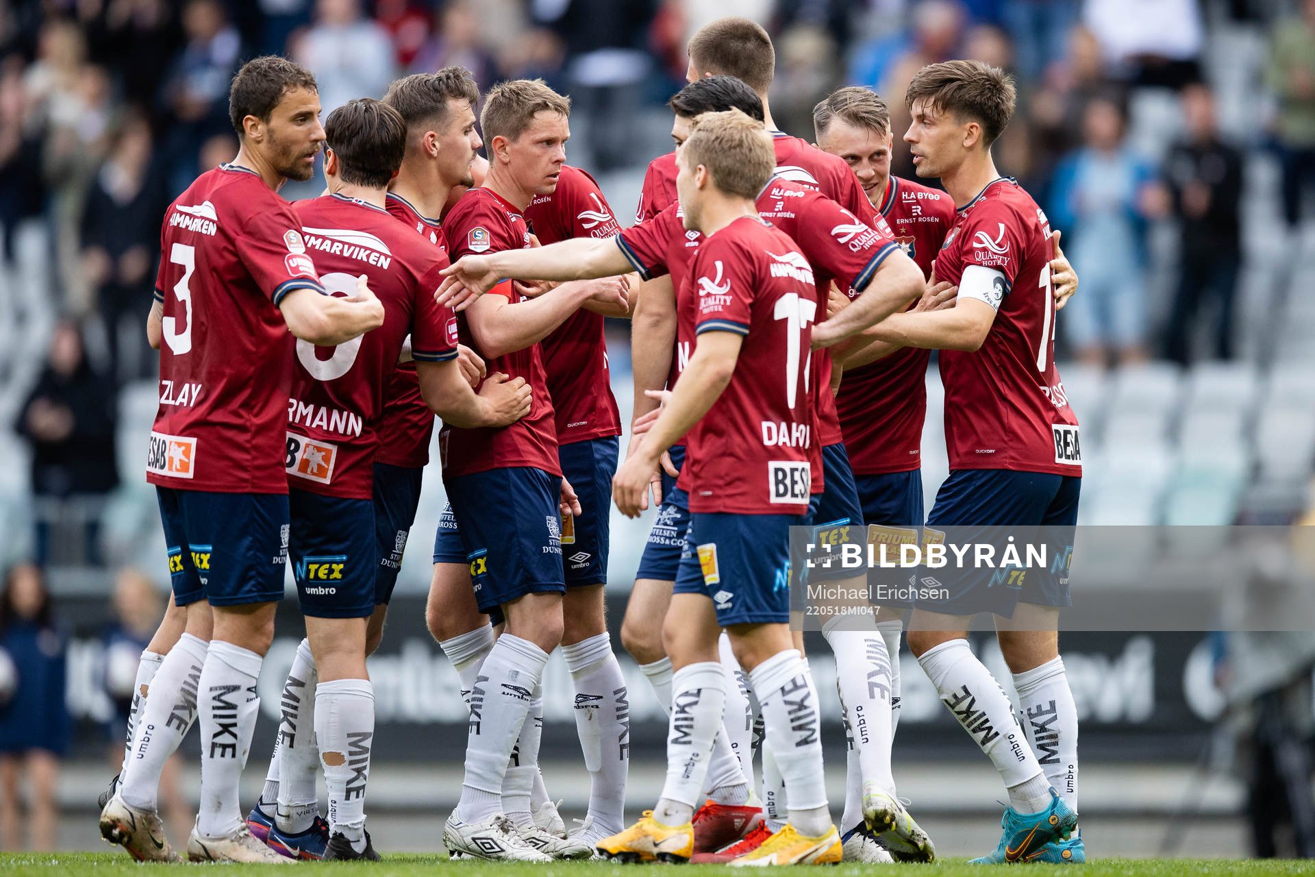 Örgrytes Ajdin Zeljkovic jublar med lagkamrater