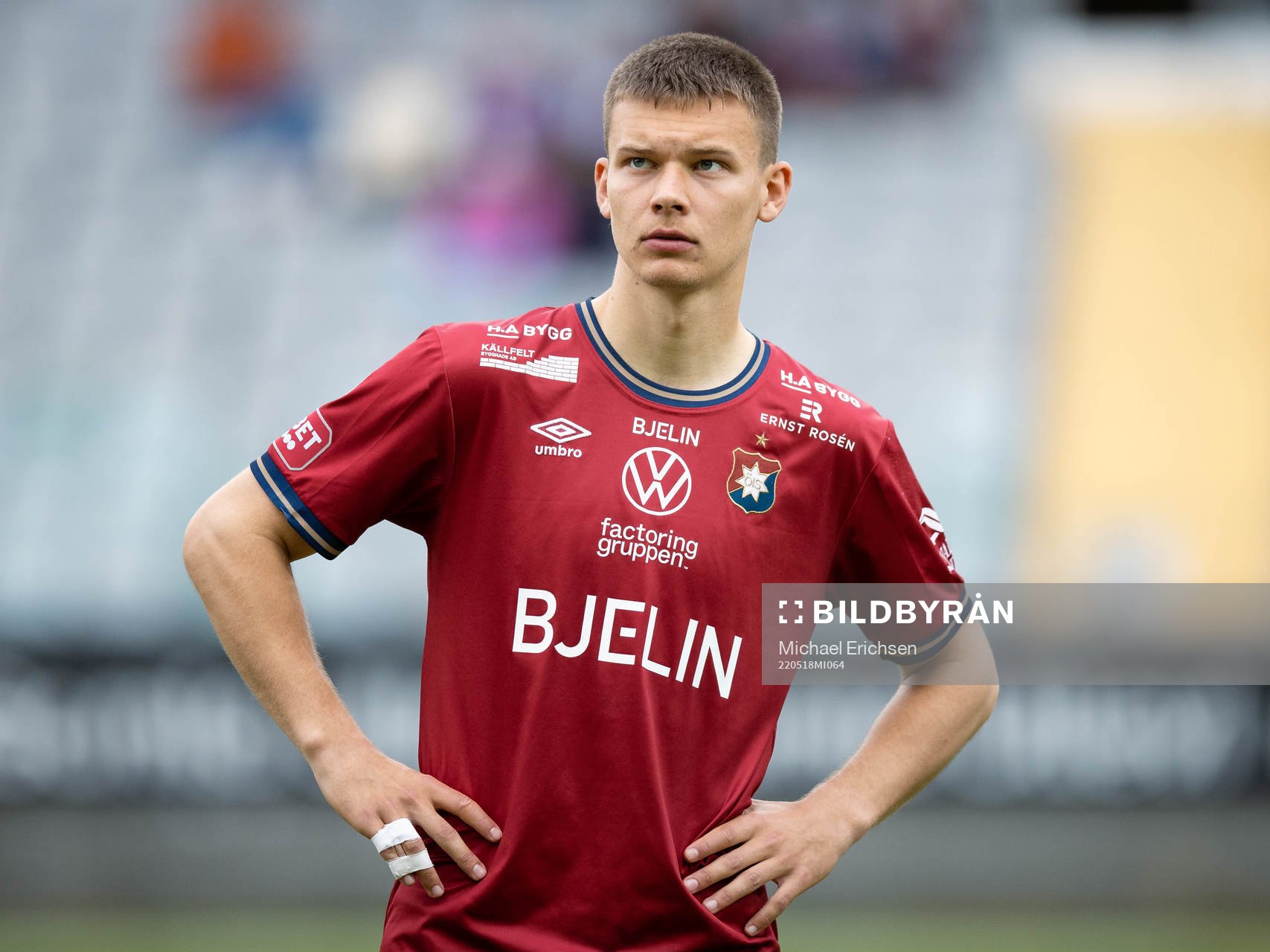 Örgrytes Arvid Brorsson på line up innan fotbollsmatchen