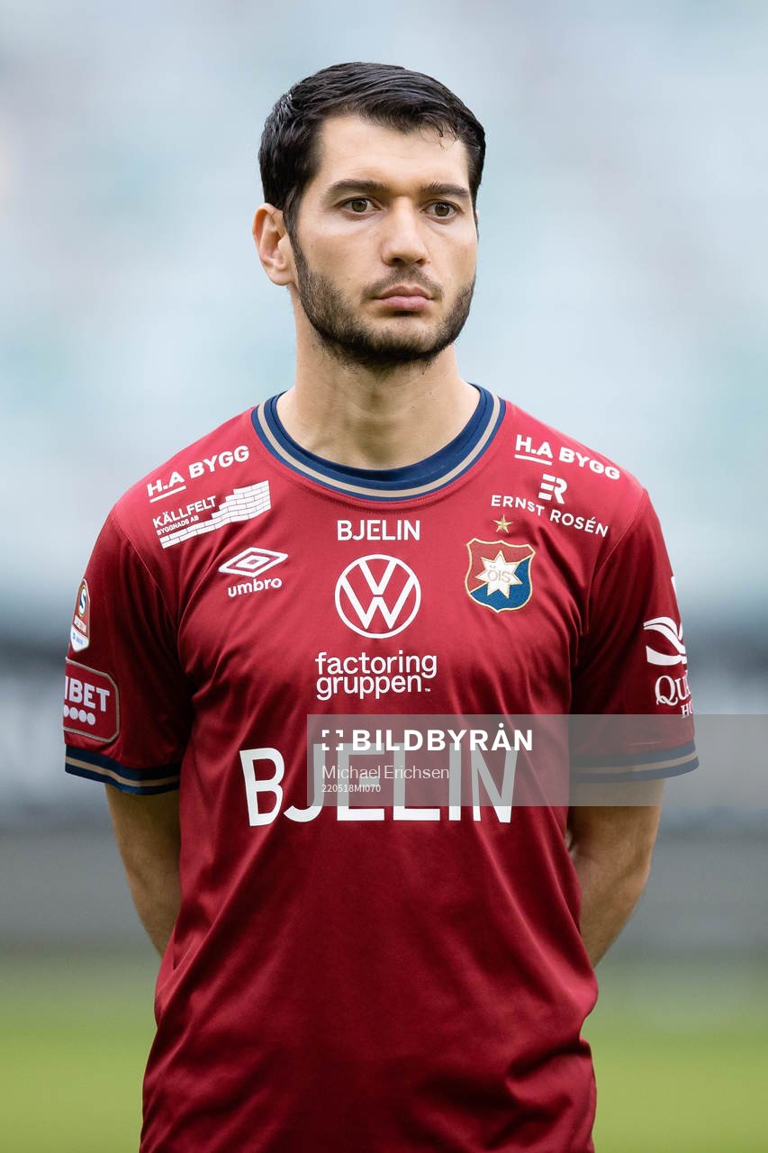 Örgrytes Anel Rashkaj på line up innan fotbollsmatchen i