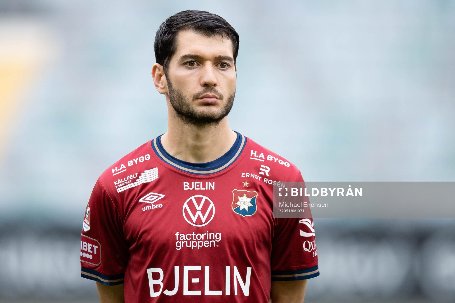 Örgrytes Anel Rashkaj på line up innan fotbollsmatchen i