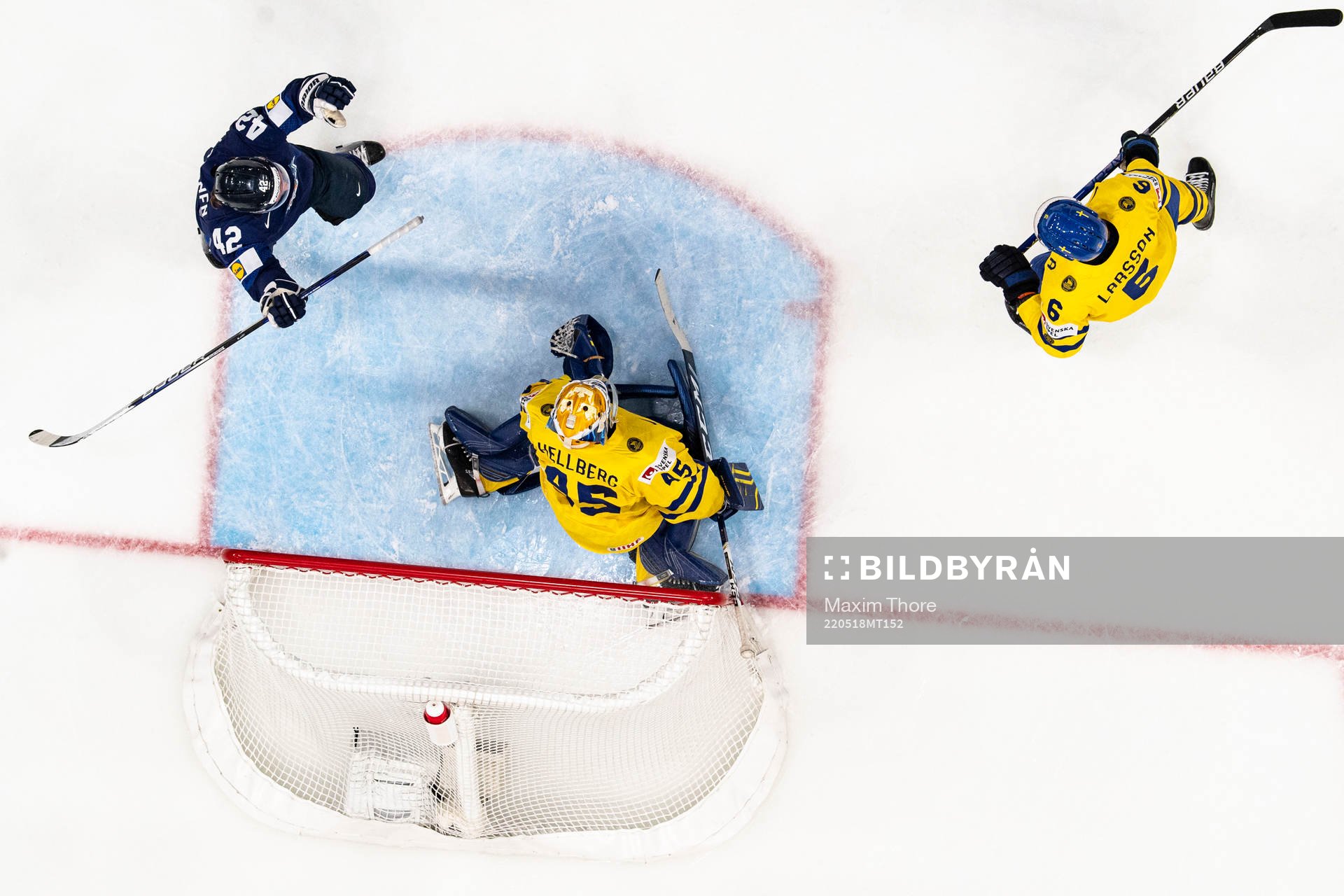 Sami Vatanen of Finland celebrate the 2-1 goal behind