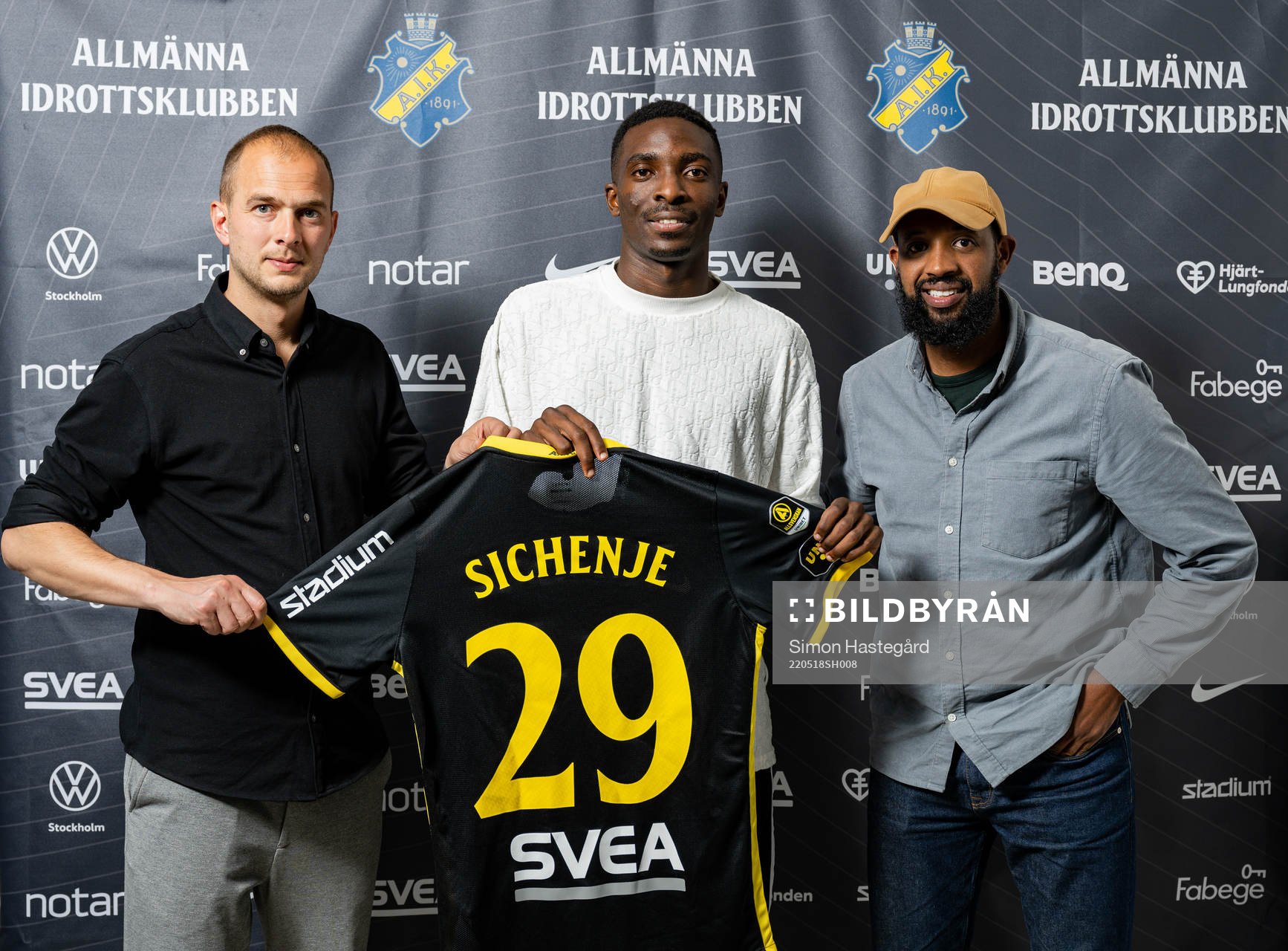 s sportchef Henrik Jurelius och sin agent