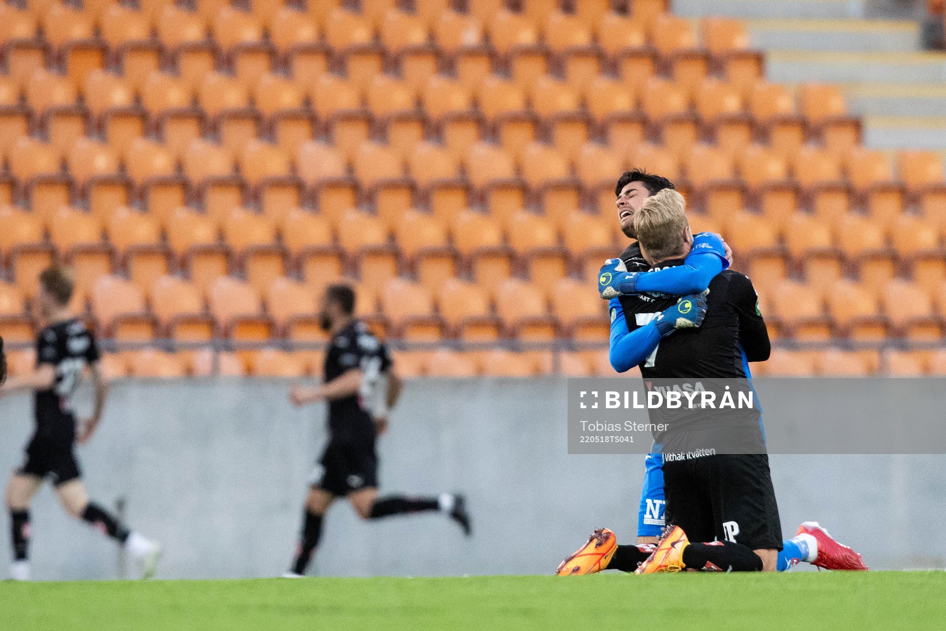Jönköpings målvakt Tom Amos och Jönköpings Sebastian Crona jublar efter 2-2 av Elias Nordström (ej i bild) under fotbollsmatchen i Superettan mellan Västerås SK och Jönköpings Södra den 18 maj 2022 i Västerås.