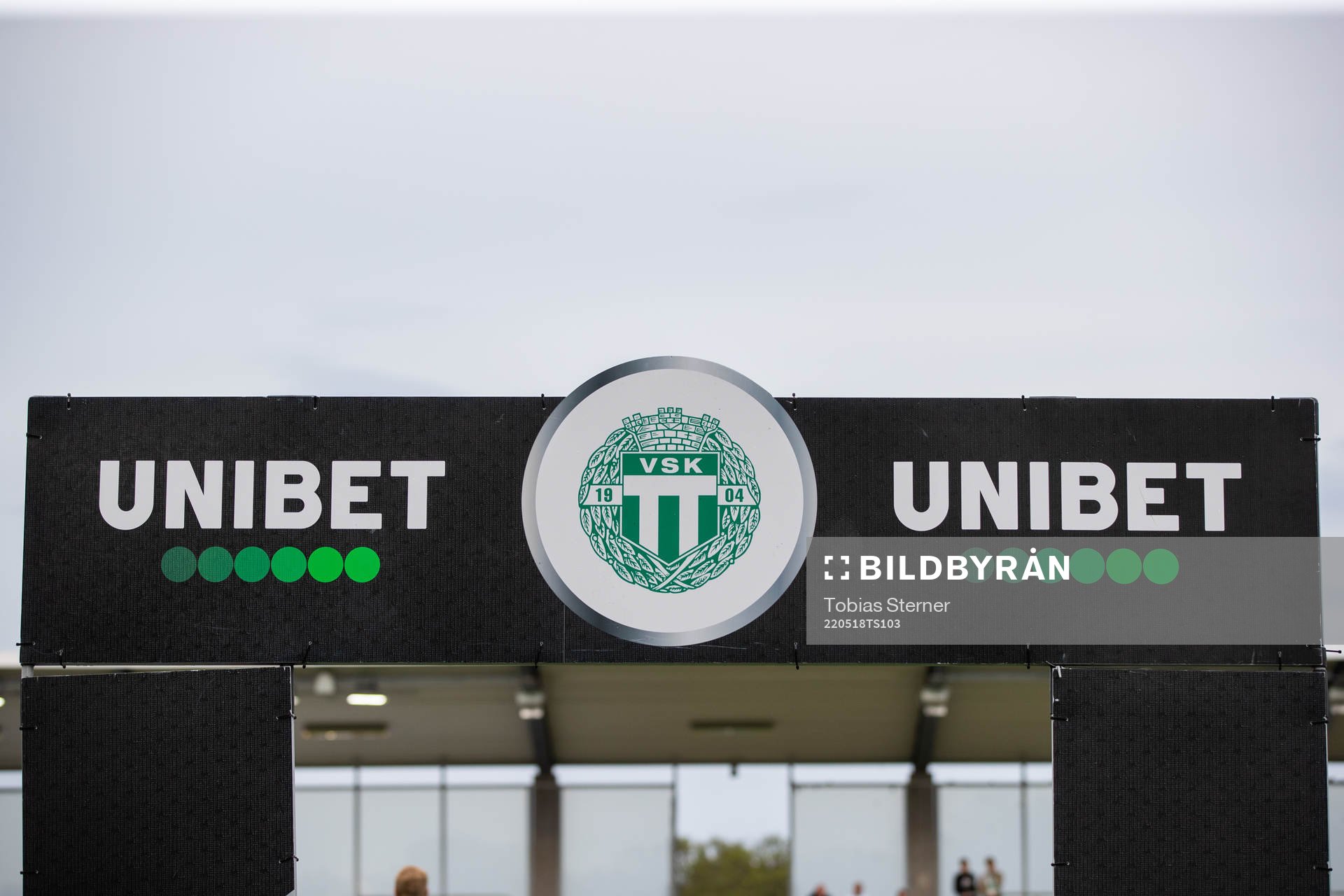 En skylt för spelbolaget Unibet med Västerås logotype