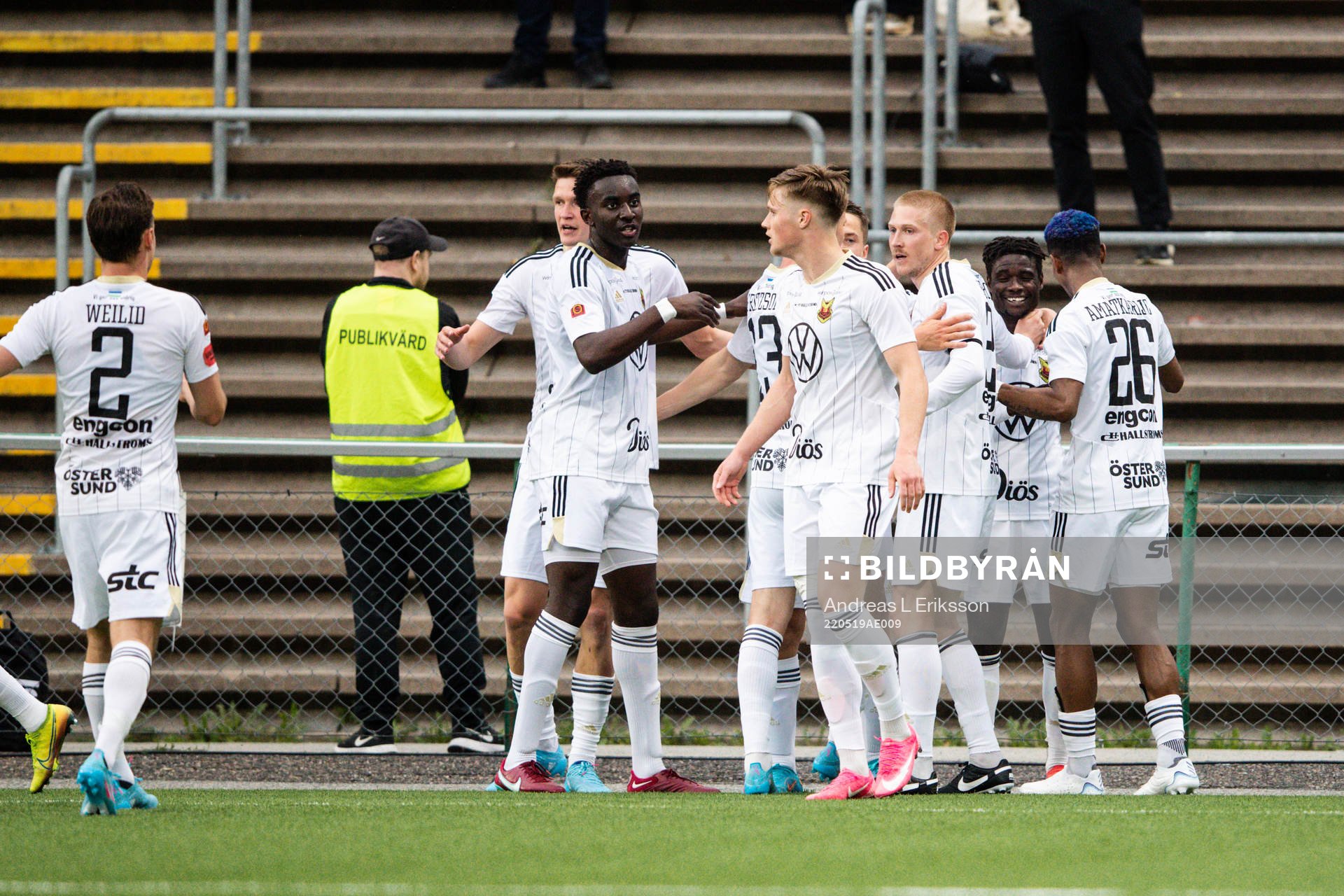 Östersunds Yannick Adjoumani jublar